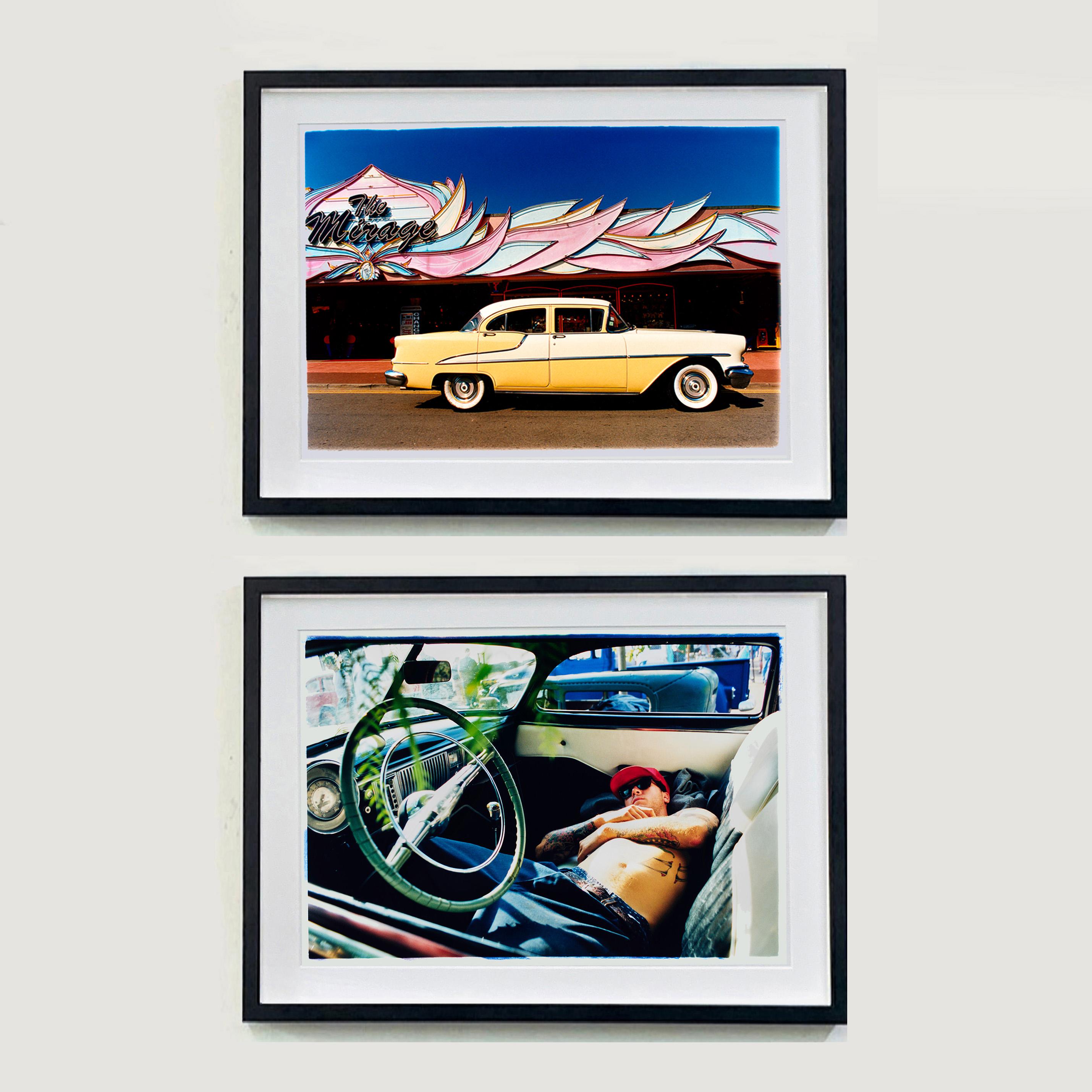 Oldsmobile 88 del 55, Hemsby, Norfolk - Fotografía en color de coches clásicos - Color Photograph Negro de Richard Heeps