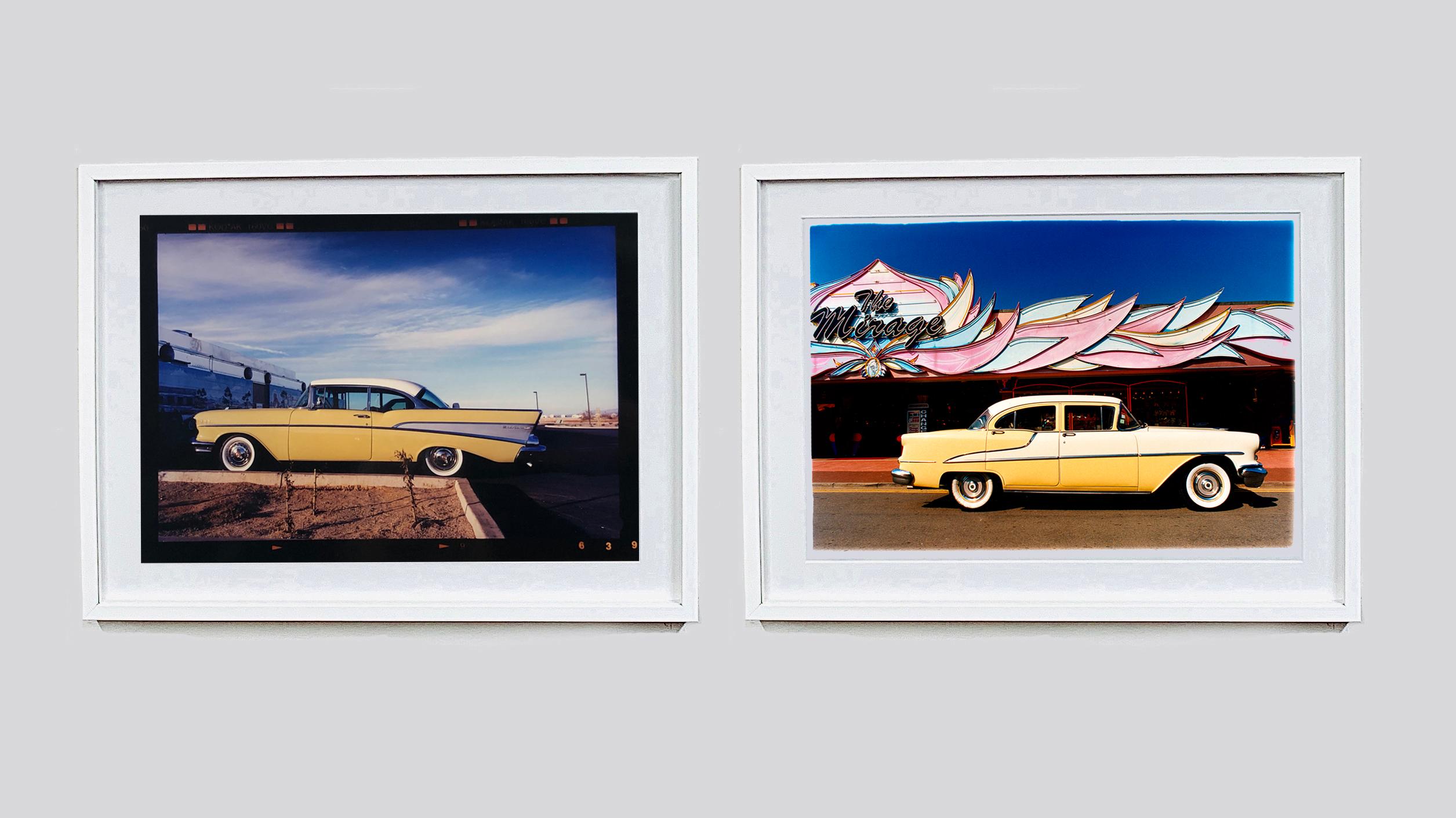 « 55 Oldsmobile 88 », Hemsby, Norfolk, photographie de couleur classique de voiture - Noir Landscape Photograph par Richard Heeps