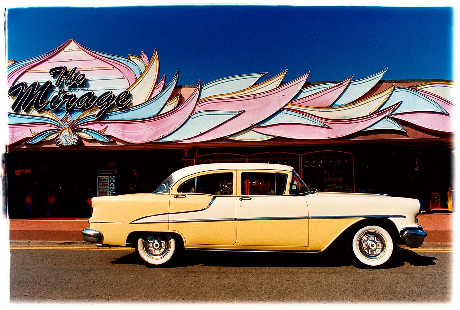 Landscape Photograph Richard Heeps - « 55 Oldsmobile 88 », Hemsby, Norfolk, photographie de couleur classique de voiture