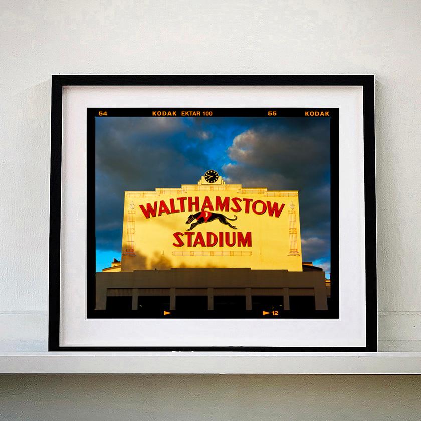 7.48pm Walthamstow Stadium, London – Architektur Typografiefotografie-Fotografie – Print von Richard Heeps