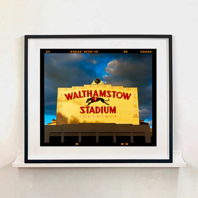 7.48pm Walthamstow Stadium, London – Architektur Typografiefotografie-Fotografie – Photograph von Richard Heeps
