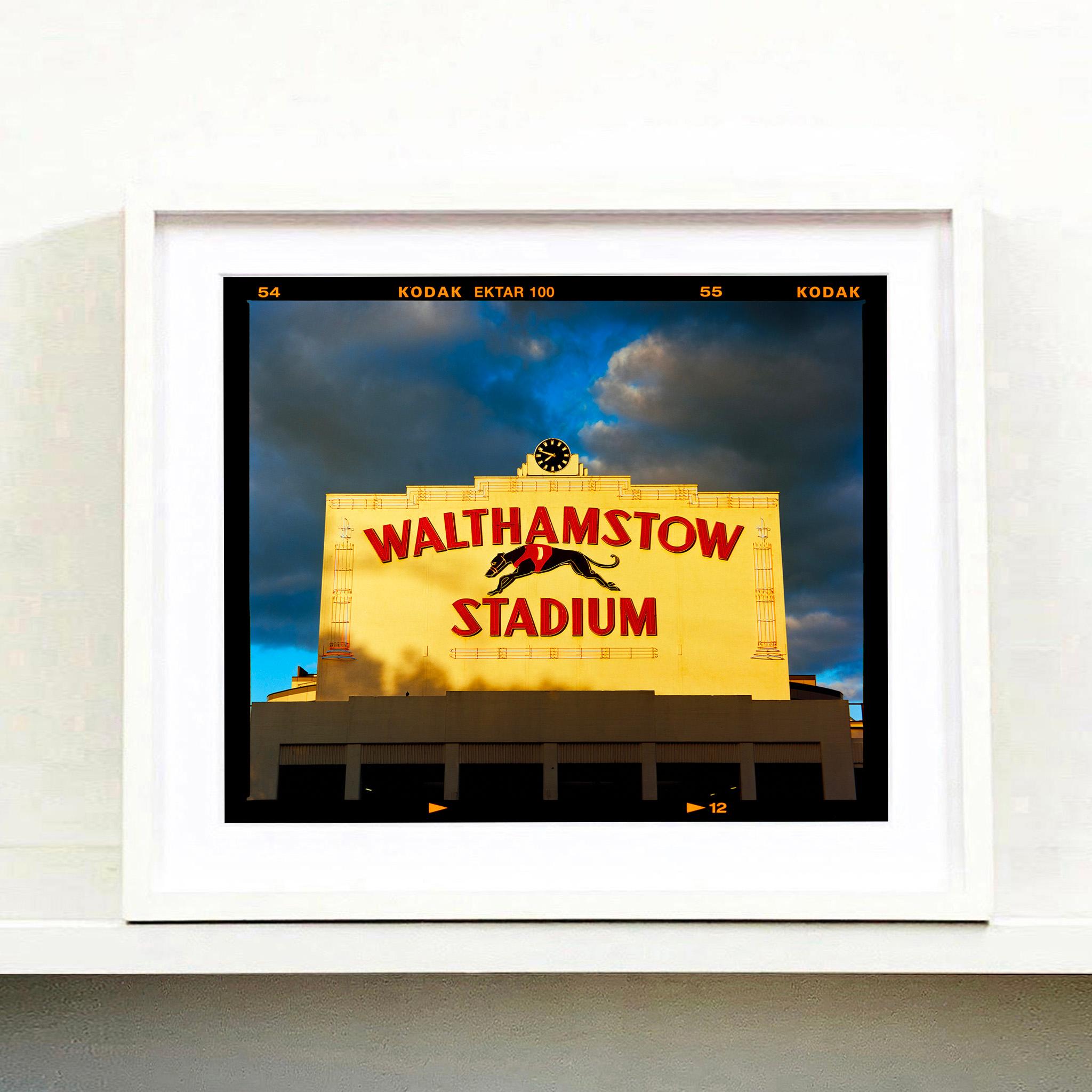 7.48pm Walthamstow Stadium, London – Architektur Typografiefotografie-Fotografie (Zeitgenössisch), Print, von Richard Heeps