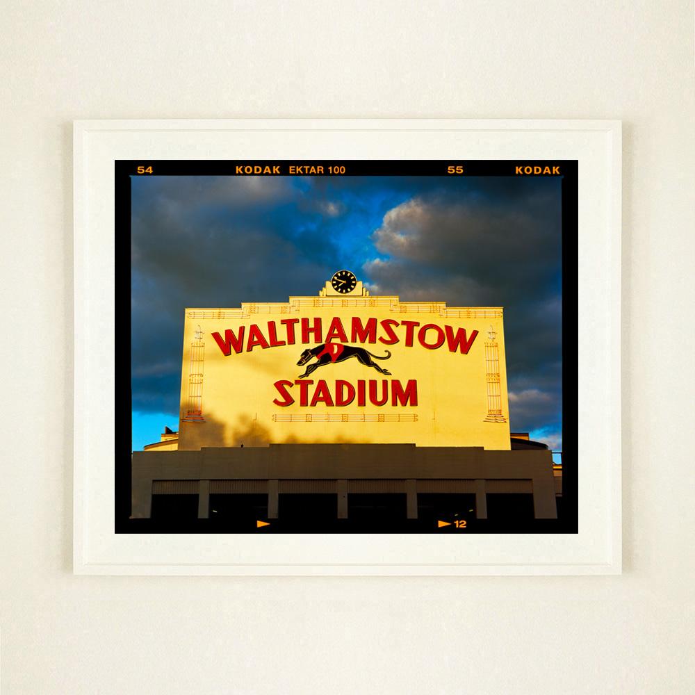 7.48pm Walthamstow Stadium, London – Architektur Typografiefotografie-Fotografie (Zeitgenössisch), Photograph, von Richard Heeps