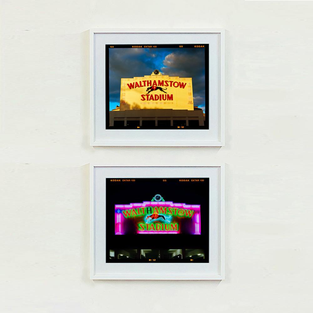 7.48pm Walthamstow Stadium, London – Architektur Typografiefotografie-Fotografie (Schwarz), Print, von Richard Heeps