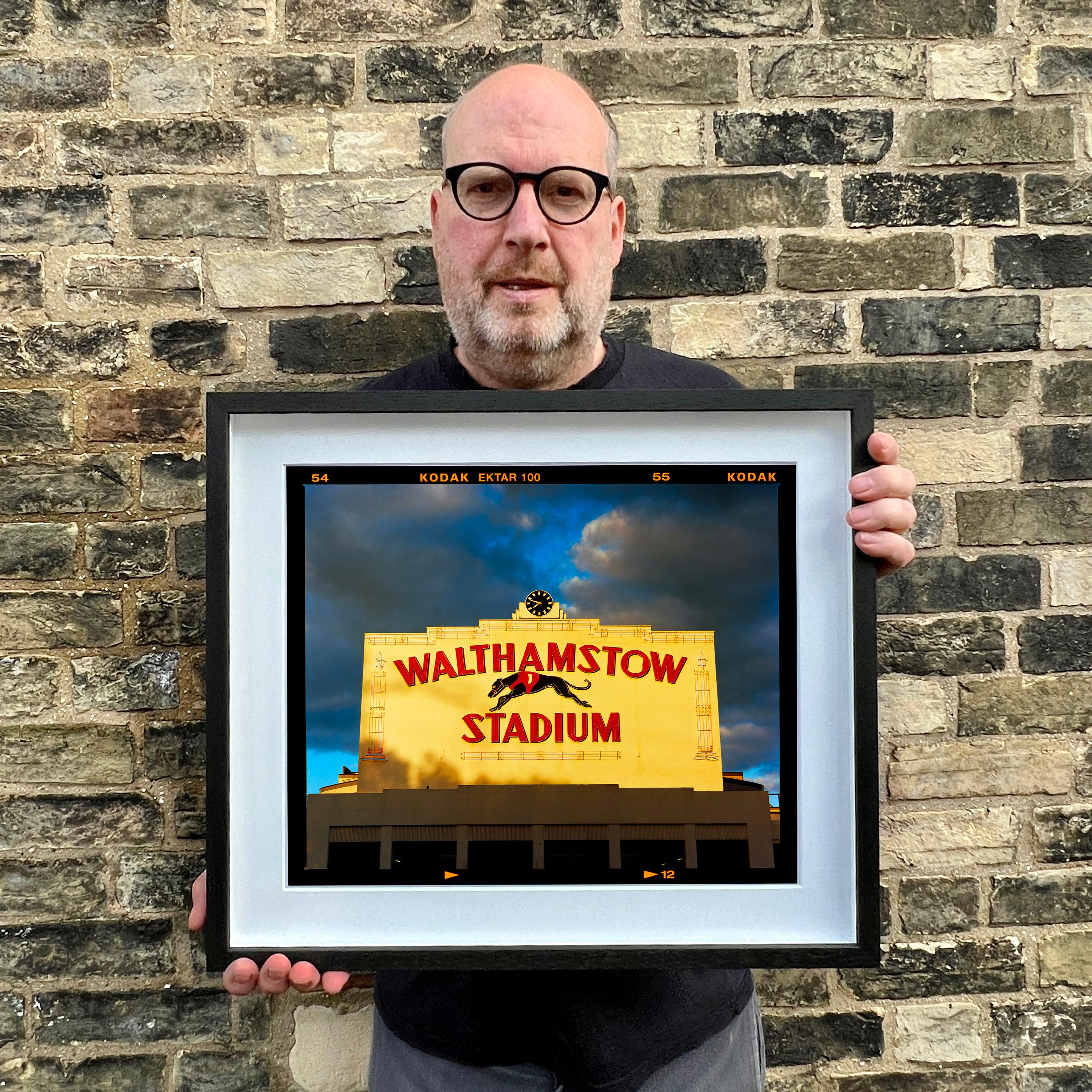 Walthamstow-Stadion, London Typografie-Straßenfotografie von Richard Heeps.
Dieses historische, ikonische britische Leuchtreklamezeichen wurde in einem für Richard Heeps typischen kompositorischen Stil festgehalten.

Dieses Kunstwerk ist ein auf 25