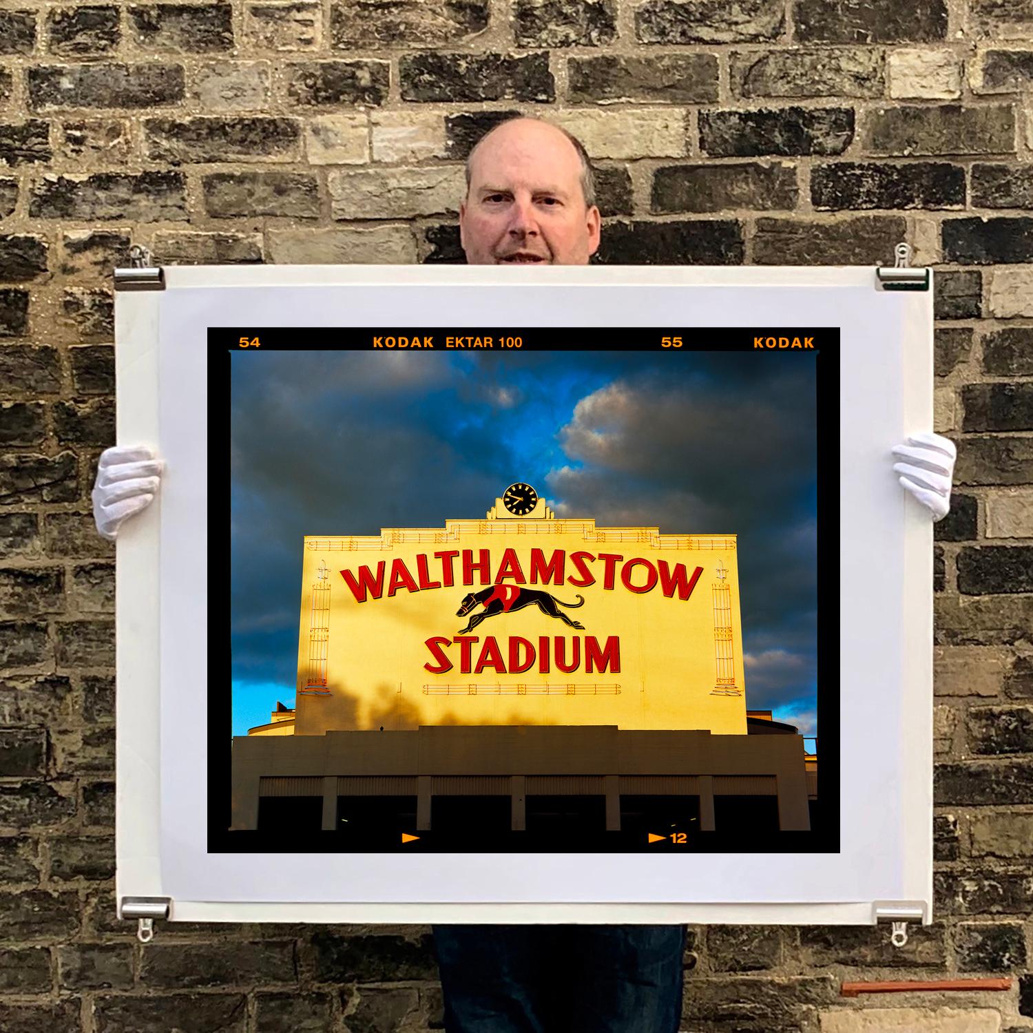 Walthamstow-Stadion, London Typografie-Straßenfotografie von Richard Heeps.
Dieses historische, ikonische britische Leuchtreklamezeichen wurde in einem für Richard Heeps typischen kompositorischen Stil festgehalten.

Dieses Kunstwerk ist ein auf 25