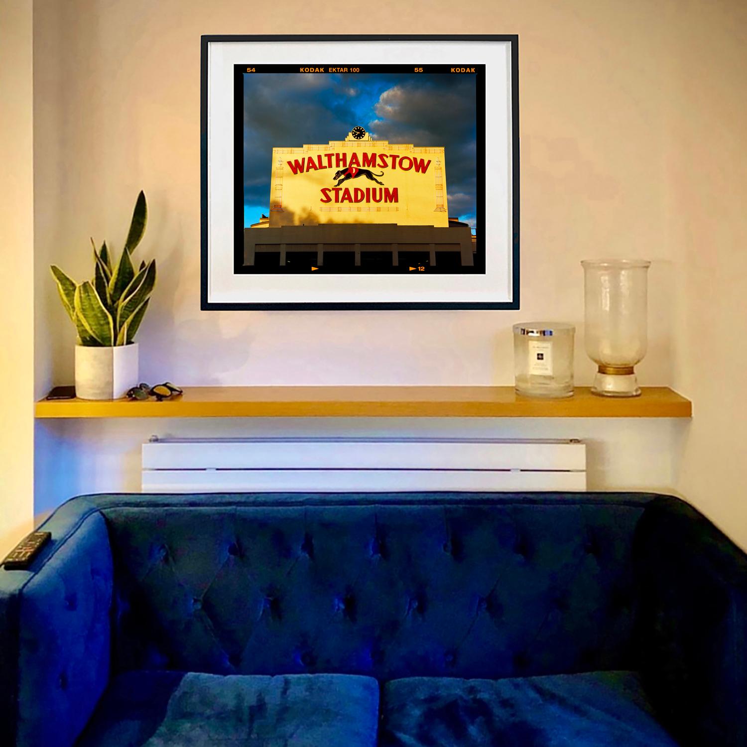 7.48pm Walthamstow Stadium, London – Architektur Typografiefotografie-Fotografie im Angebot 1