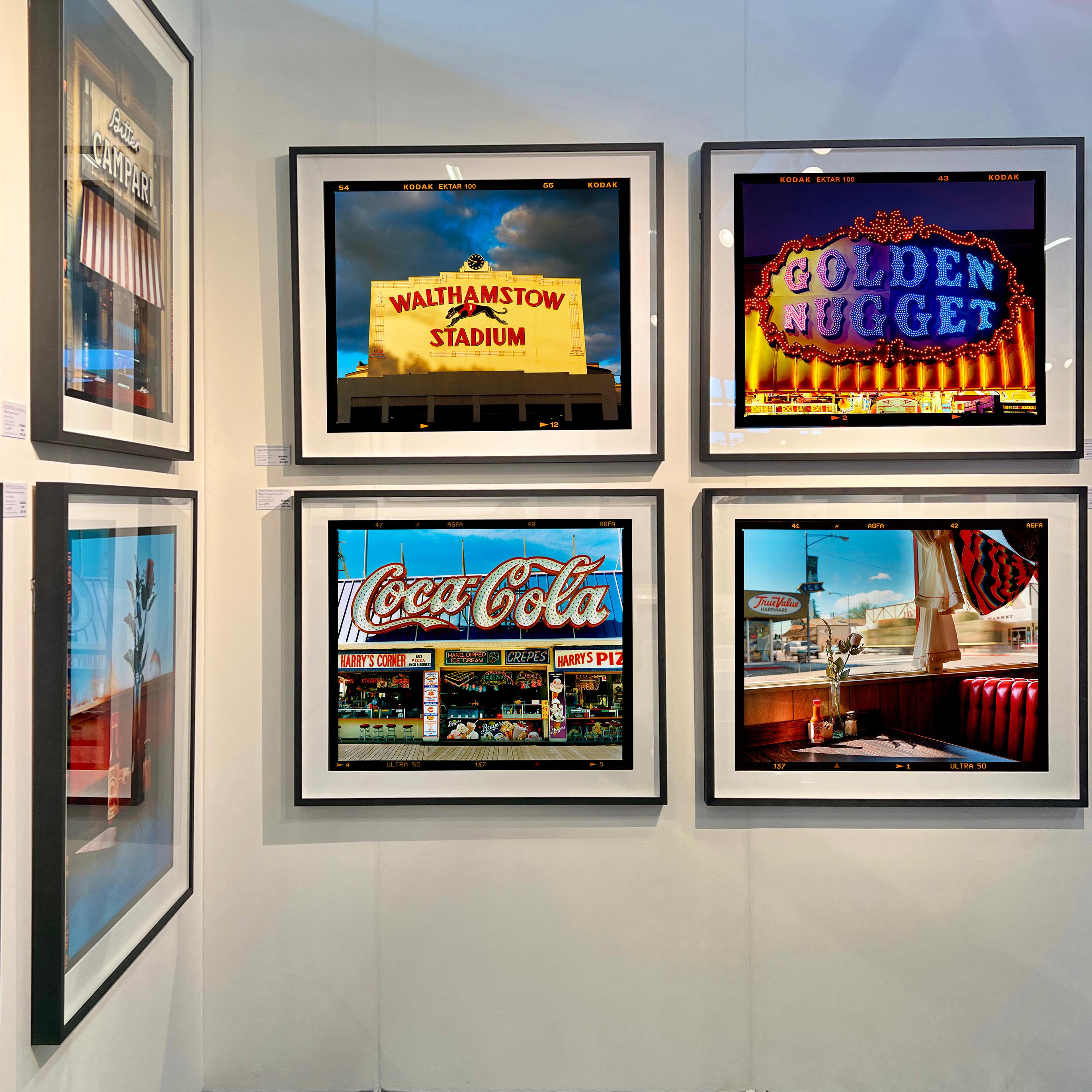7.48pm Walthamstow Stadium, London – Architektur Typografiefotografie-Fotografie im Angebot 2
