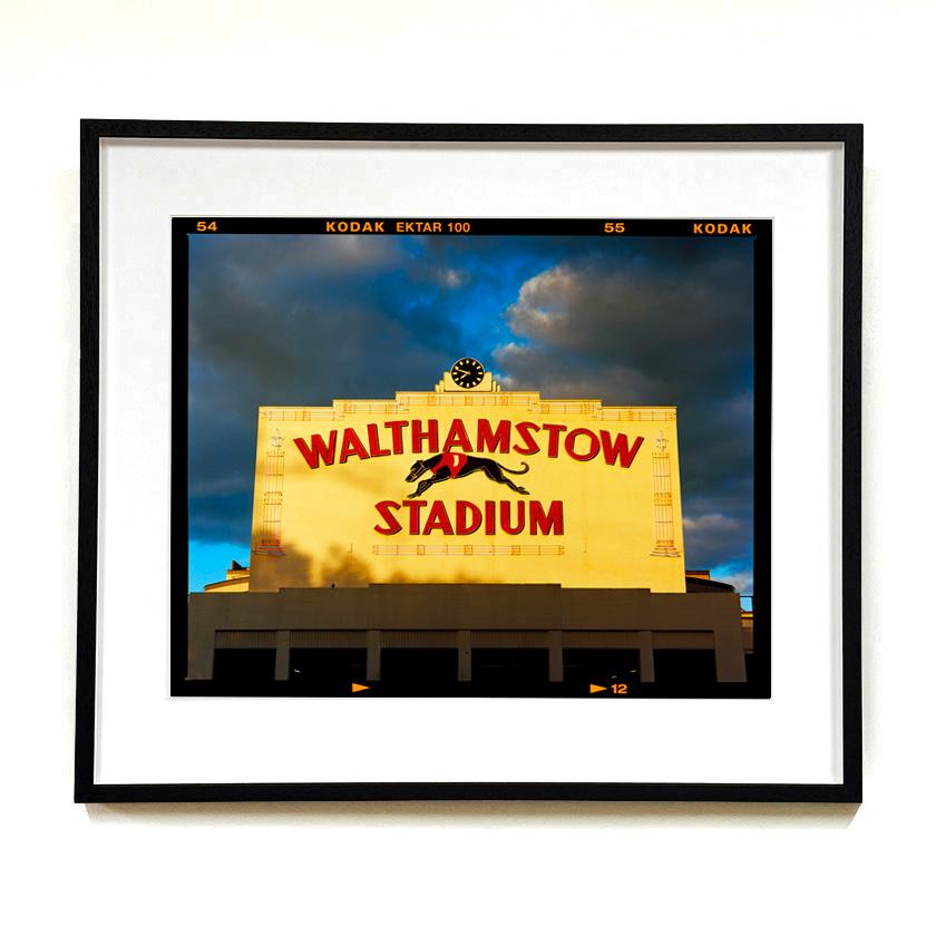 Stade de Walthamstow, Londres, photographie iconique de typographie au néon par Richard Heeps

Cette œuvre est une édition limitée de 25 tirages photographiques sur papier glacé à partir de négatifs, accompagnée d'un certificat d'authenticité signé
