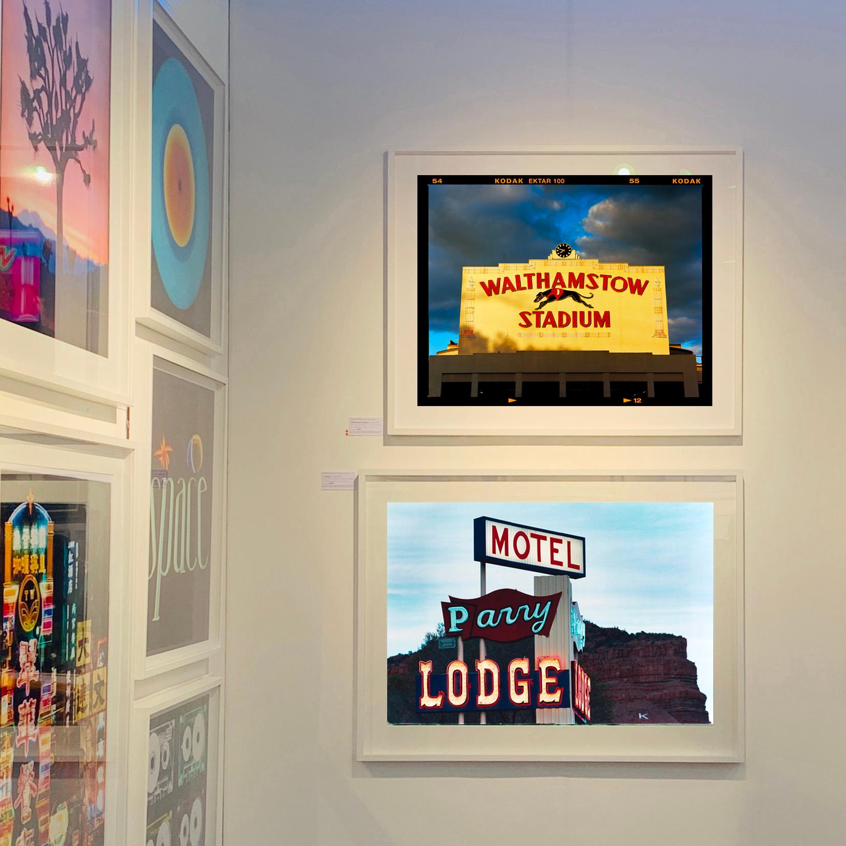 7.48h Stade de Walthamstow, Londres - Typographie Photographie couleur en vente 3