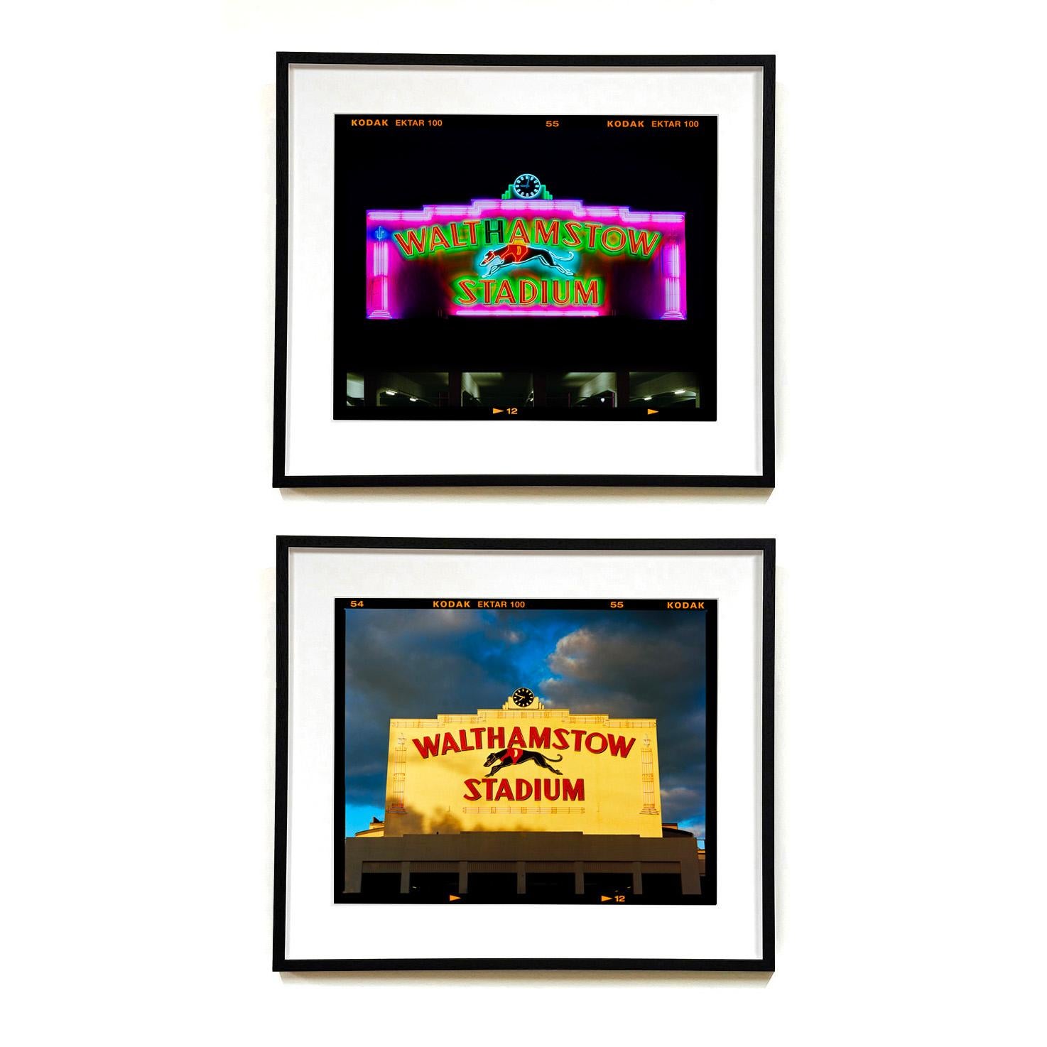 7.48h Stade de Walthamstow, Londres - Typographie Photographie couleur en vente 5