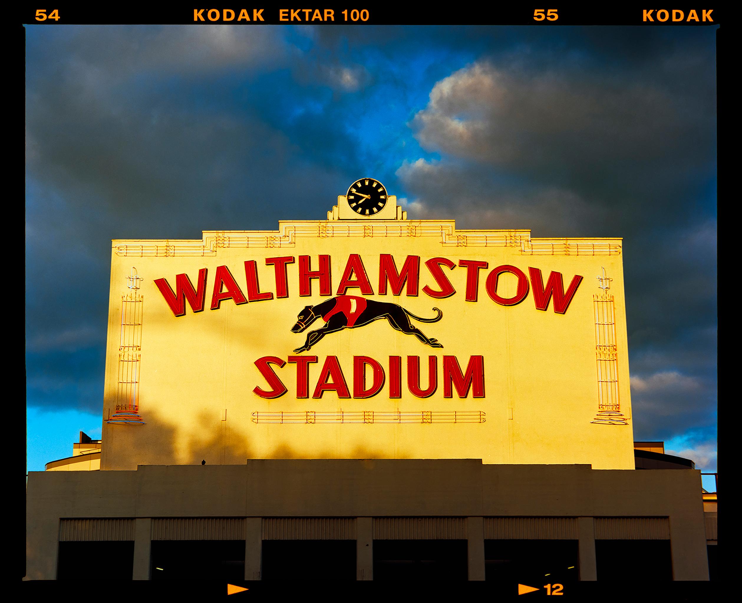 Color Photograph Richard Heeps - 7.48h Stade de Walthamstow, Londres - Typographie Photographie couleur