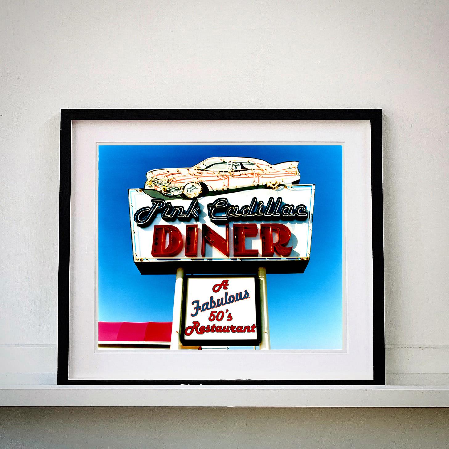 Ein fabelhaftes Restaurant aus den 50er Jahren, Wildwood, New Jersey - Zeitgenössische Farbfotografie – Photograph von Richard Heeps