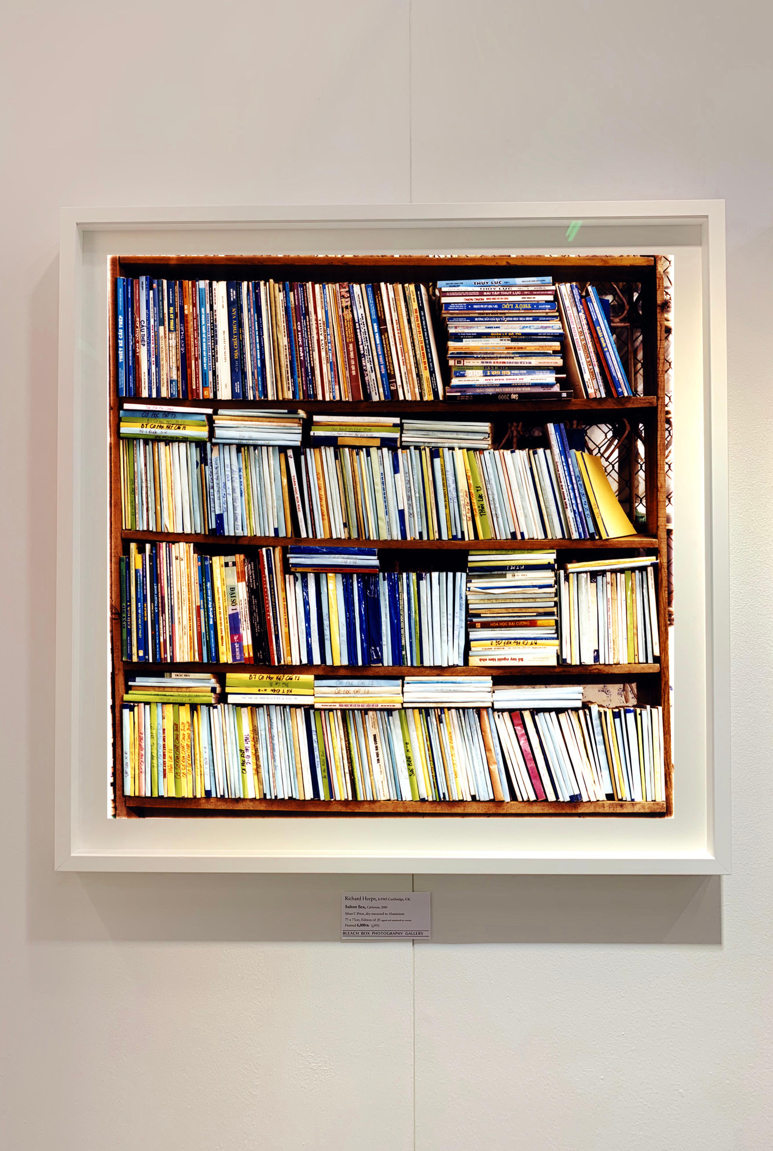 Academic Books, Hanoi - Fotografia asiatica a più colori - Photograph Contemporaneo di Richard Heeps