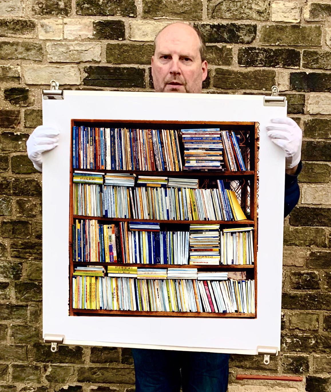 Girato ad Hanoi nel 2016, questo pezzo è ricco di elementi di grande bellezza. Le linee, il tono e la natura astratta dei libri ti permettono di creare la tua libreria personale.

Quest'opera d'arte è un'edizione limitata di 25 esemplari, con stampa