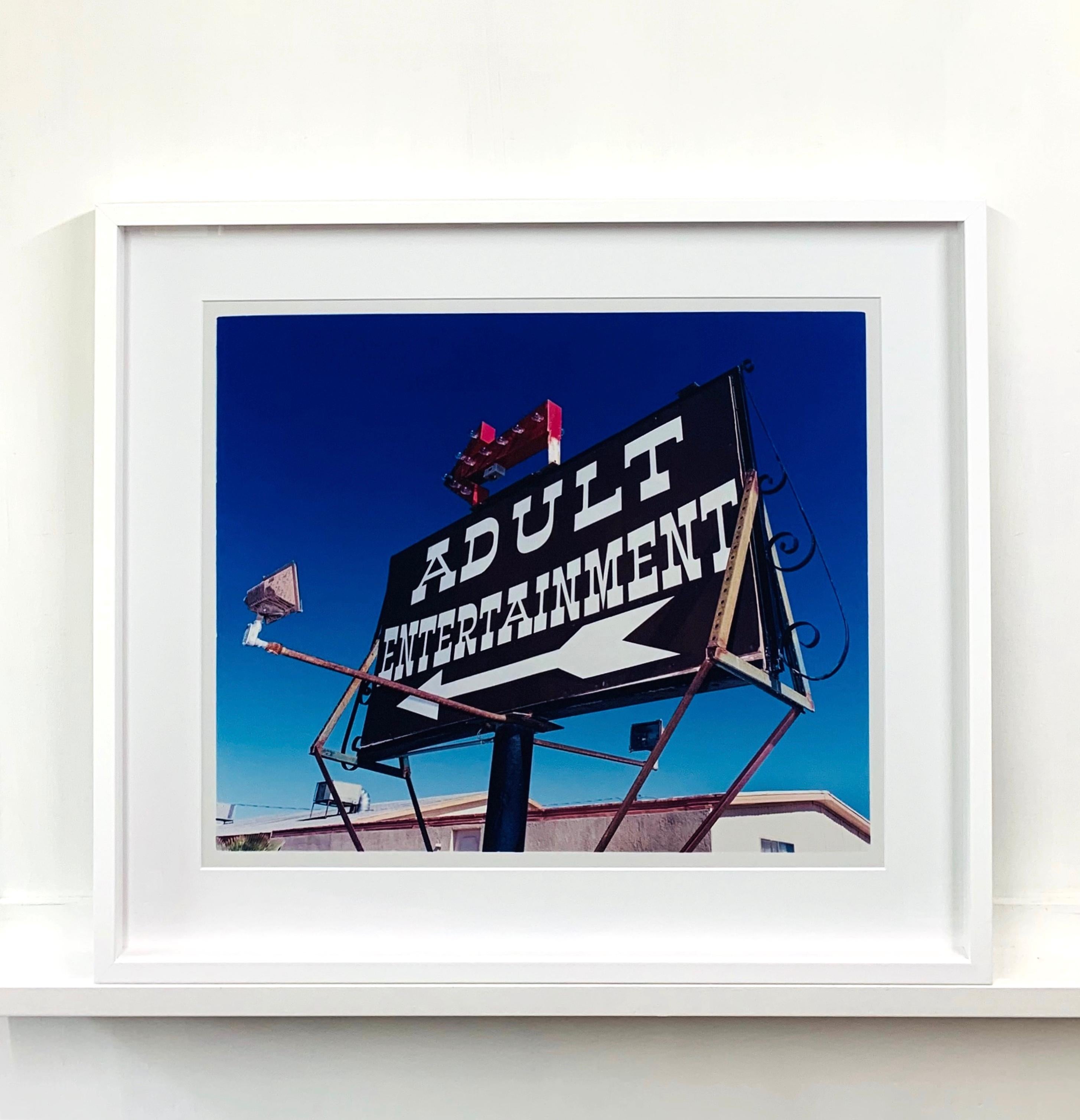 Entertainment adult Beatty, Navada - Panneau Americana, photographie en couleur - Photograph de Richard Heeps