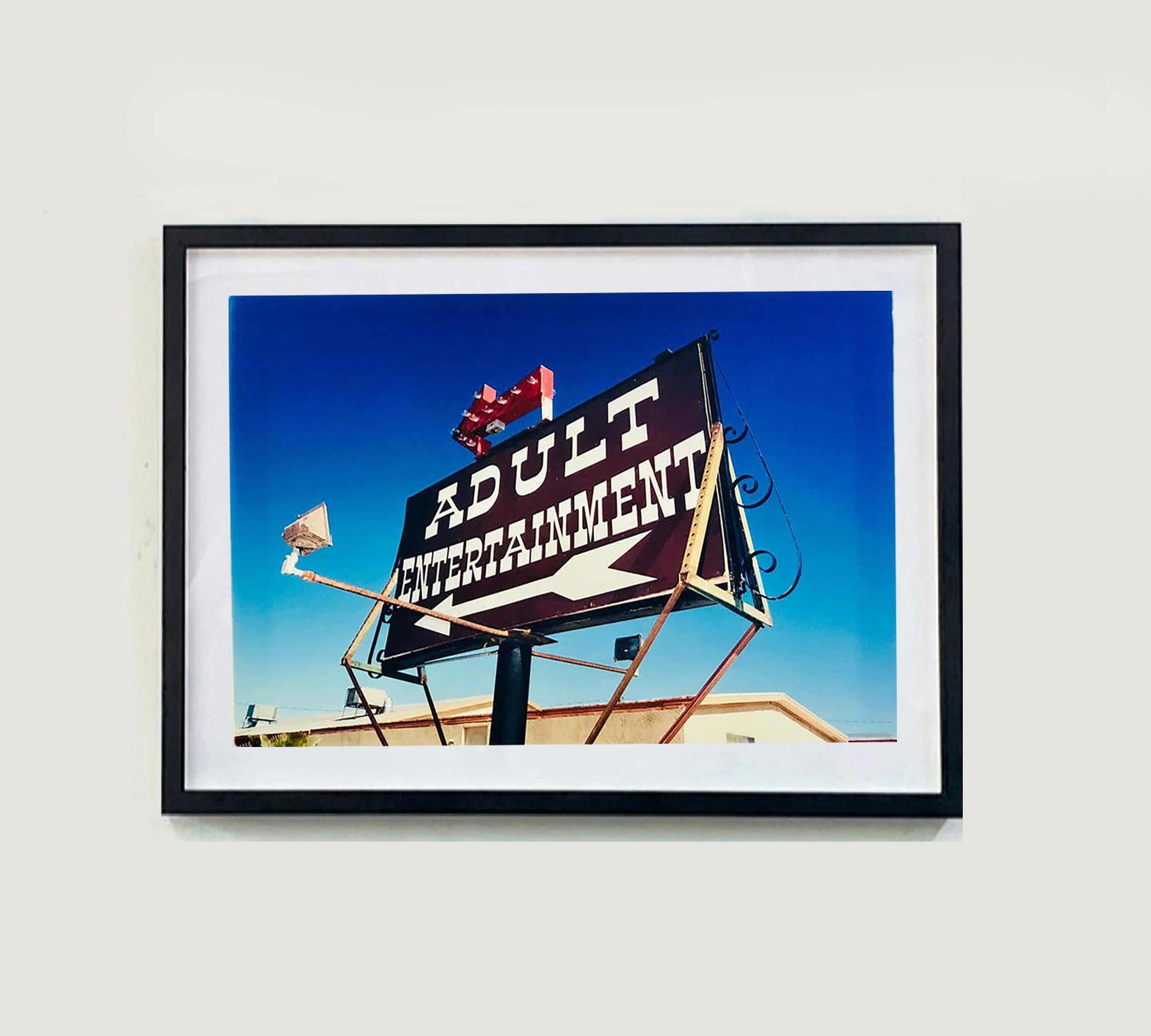 Erwachsene Unterhaltung, Nevada – amerikanische Pop-Art-Farbfotografie – Print von Richard Heeps