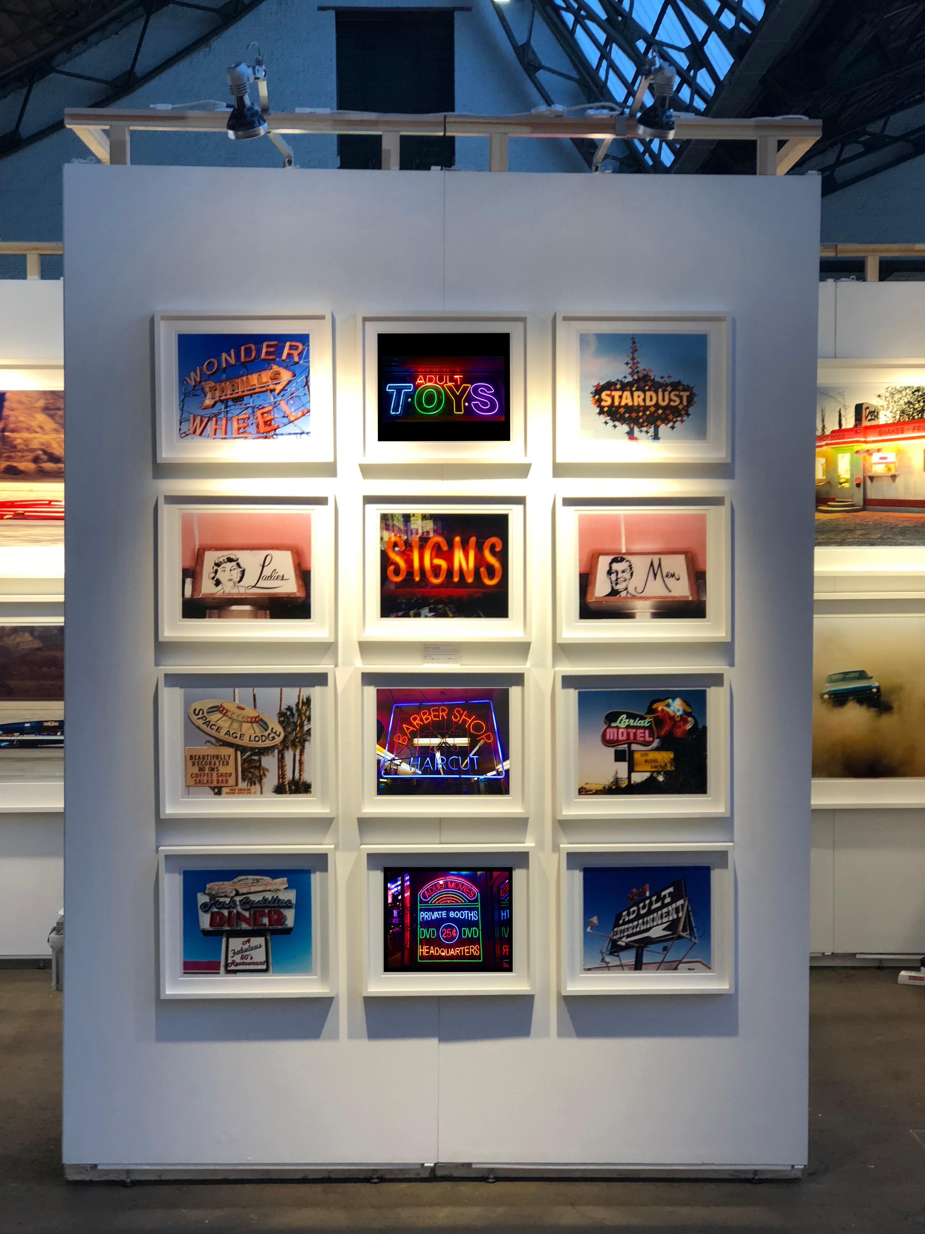 Jouets pour adultes, New York - Photographie de rue en couleur fluo en vente 3