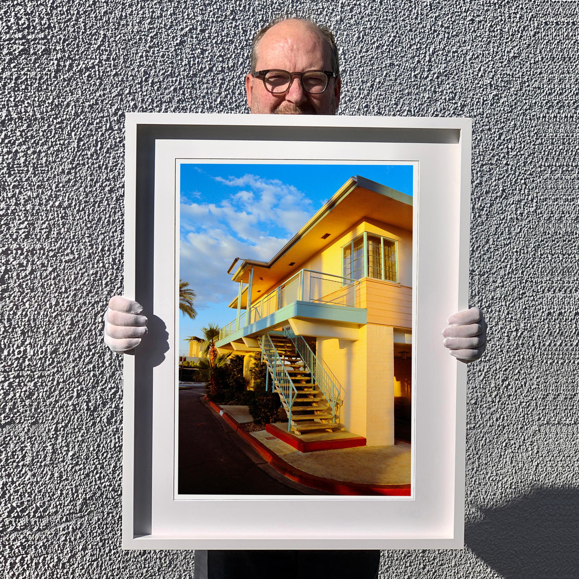 Appartamenti Algiers, Las Vegas - Fotografia di architettura americana di metà secolo - Print Marrone di Richard Heeps