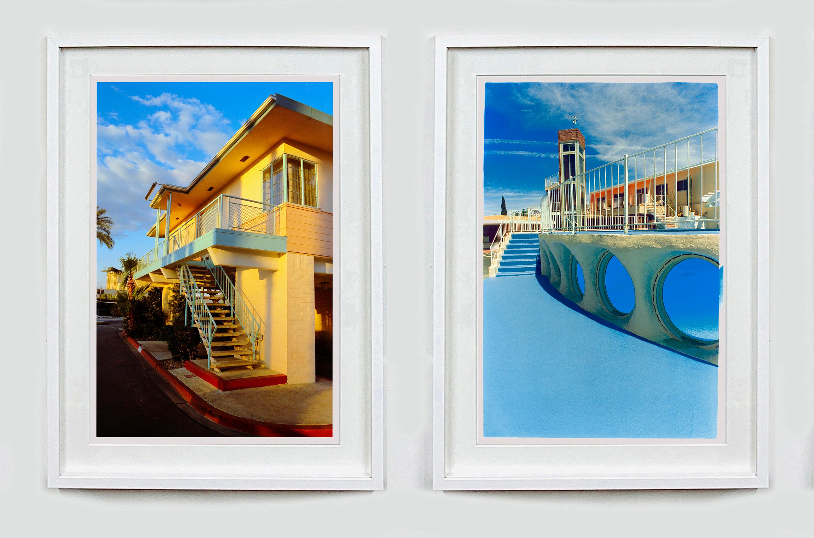 Algiers Motel Apartments, fotografia della serie Dream in Color di Richard Heeps.

Questa opera d'arte visivamente accattivante cattura l'essenza di una struttura di appartamenti moderna e soleggiata di metà secolo, evocando un'oasi suburbana