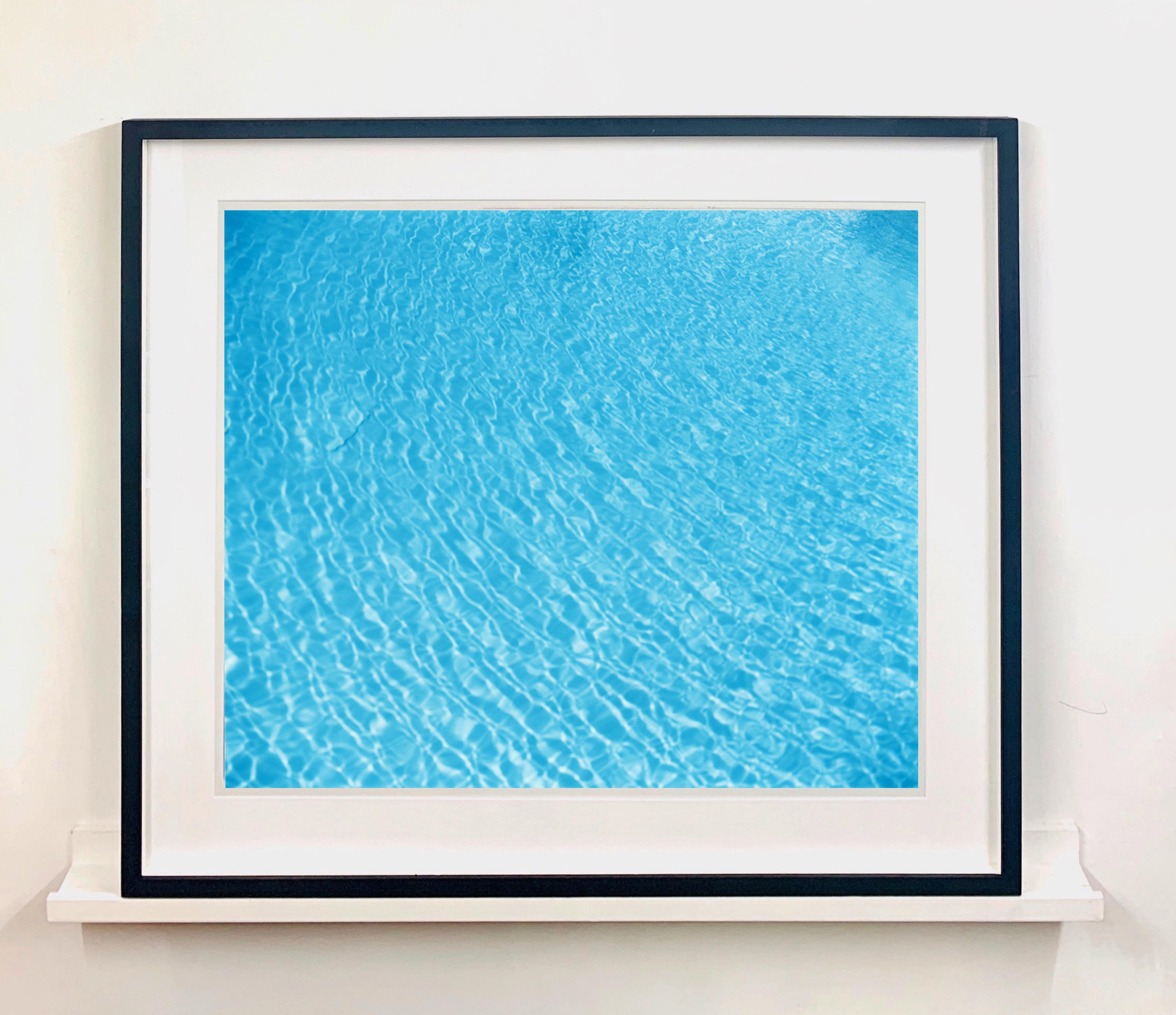 Algiers Pool, Las Vegas, Nevada - Blaue Aquarellfotografie (Zeitgenössisch), Print, von Richard Heeps