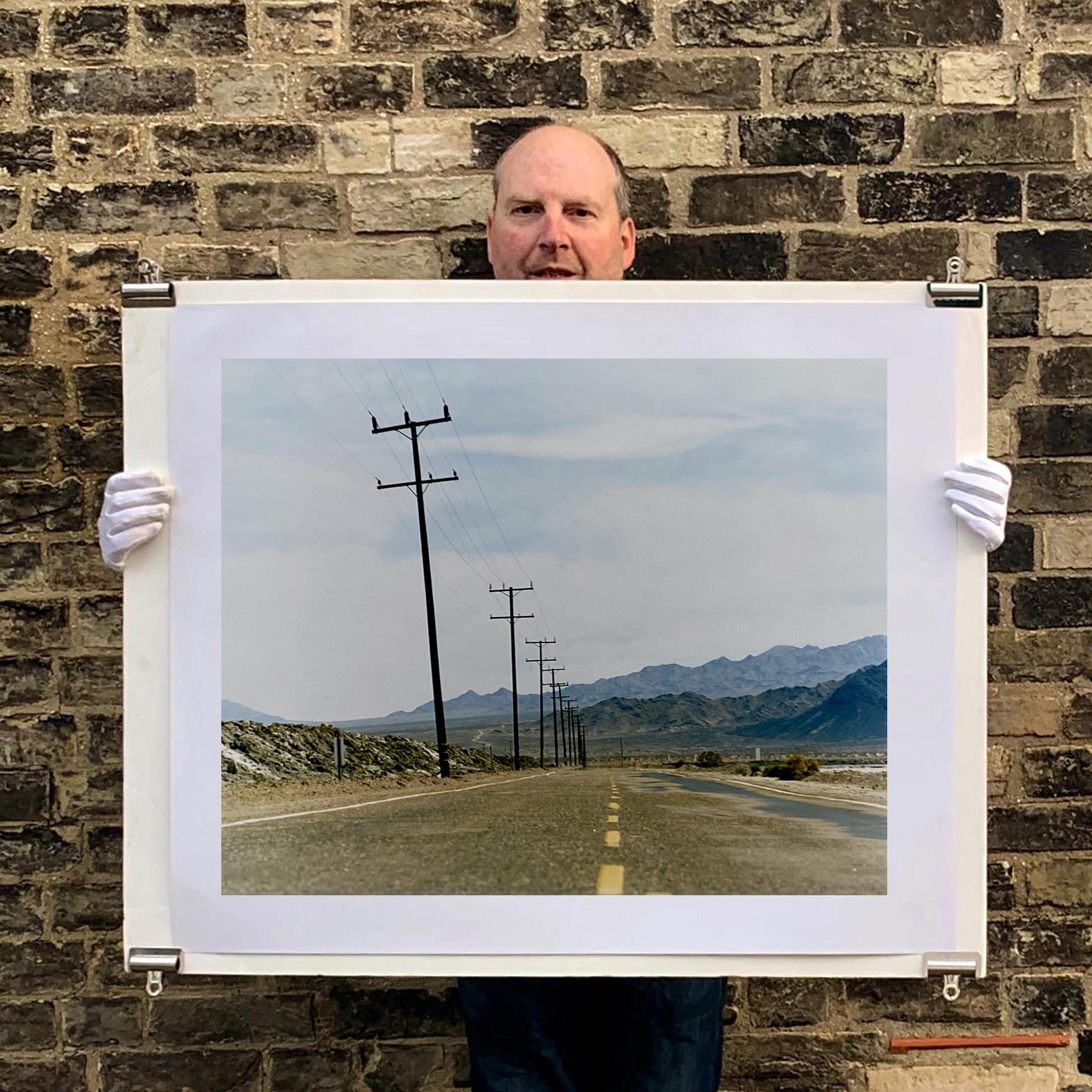 Amboy Road, Californie - Photographie de paysage américain en couleur - Gris Color Photograph par Richard Heeps