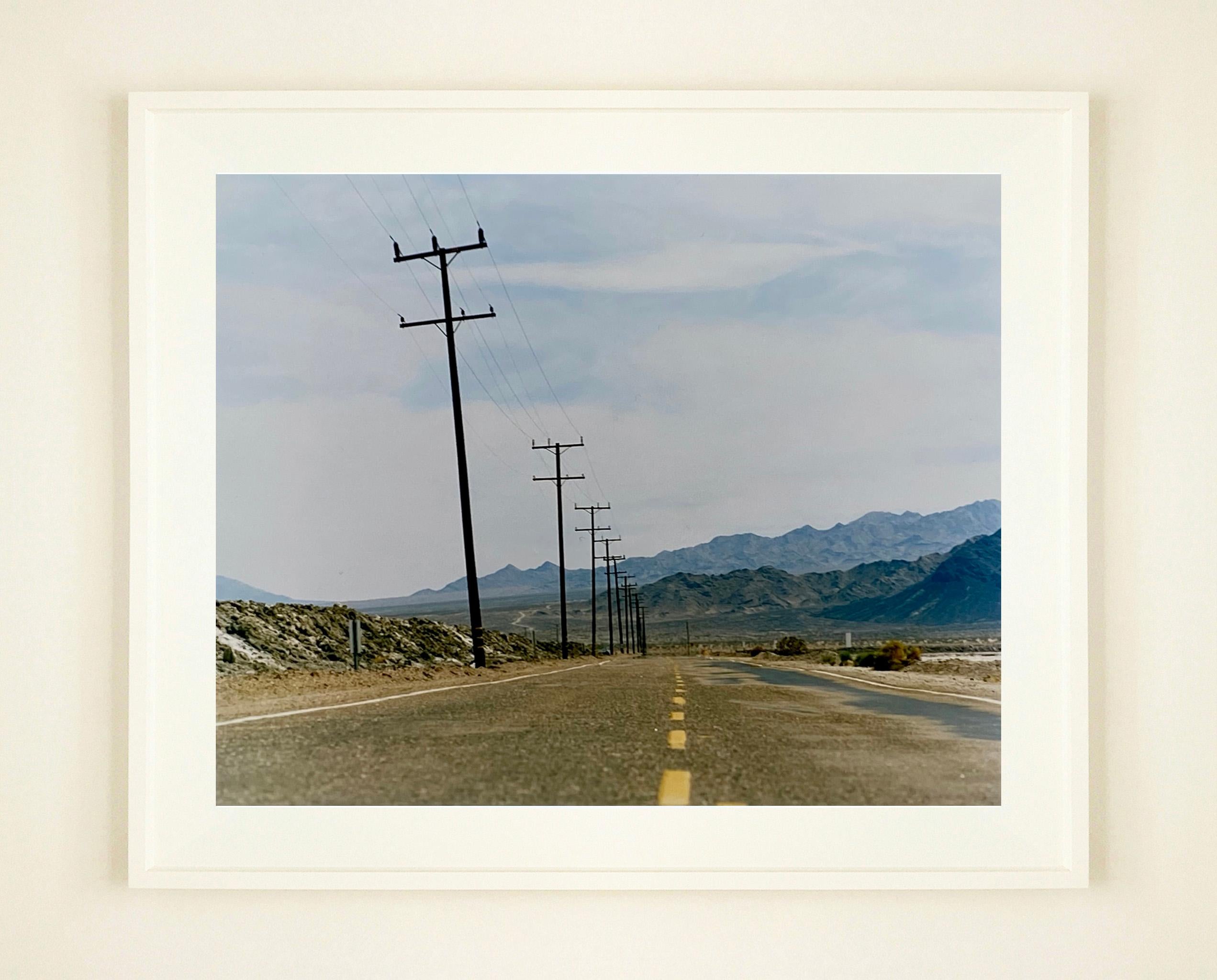 Amboy Road, Kalifornien – amerikanische Landschaftsfotografie (Grau), Color Photograph, von Richard Heeps