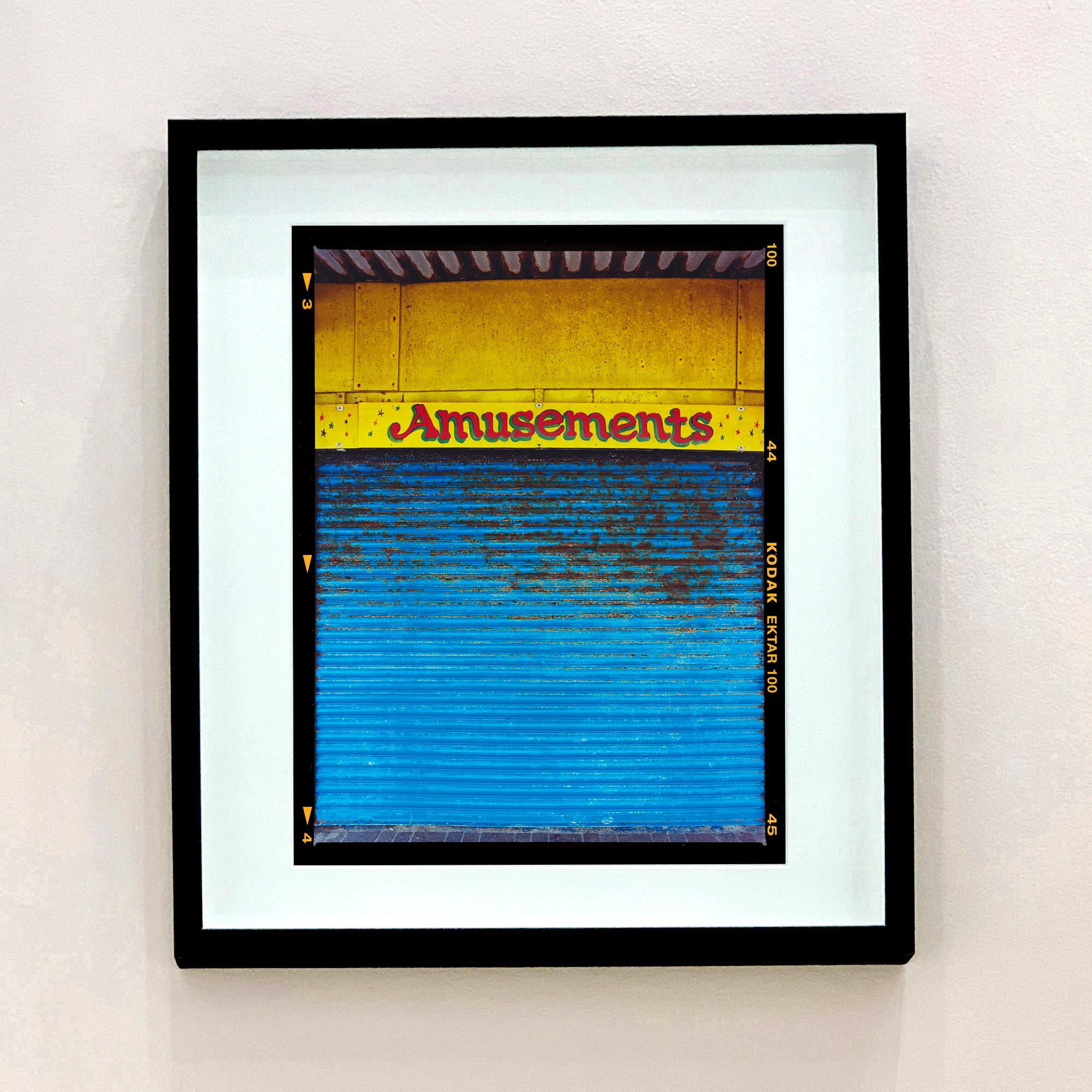 Amusements, Porthcawl - Photographie typographique du bord de mer - Bleu Color Photograph par Richard Heeps
