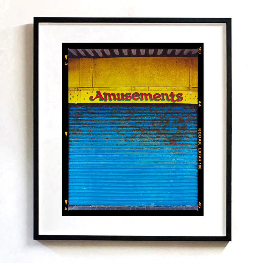 Amusements, Porthcawl – Typografiefotografie am Meer – Photograph von Richard Heeps