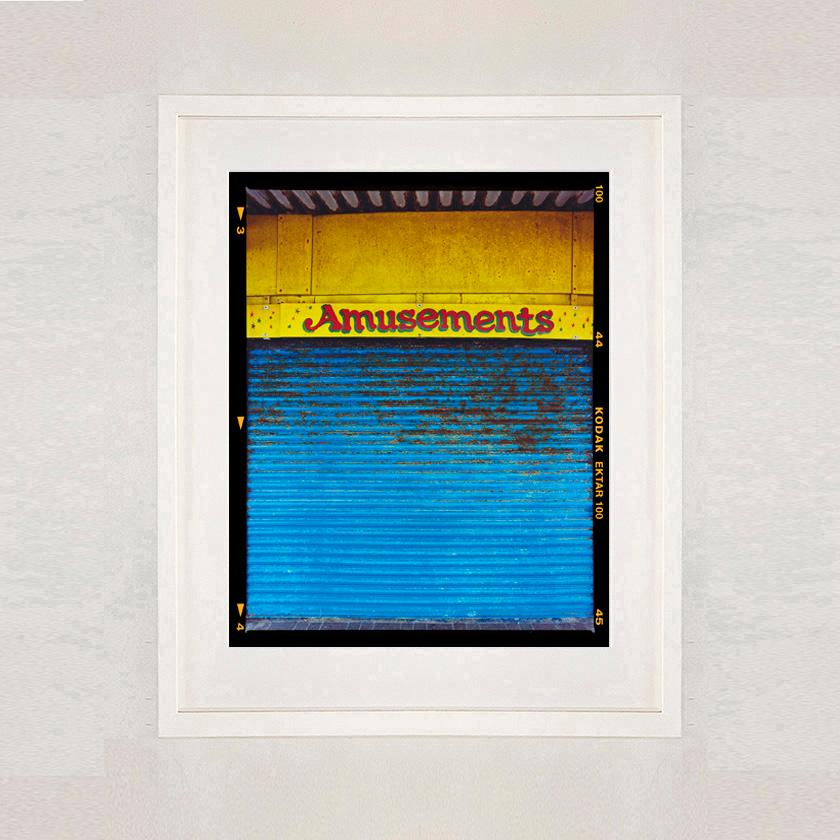 Amusements, Porthcawl – Typografiefotografie am Meer (Zeitgenössisch), Photograph, von Richard Heeps