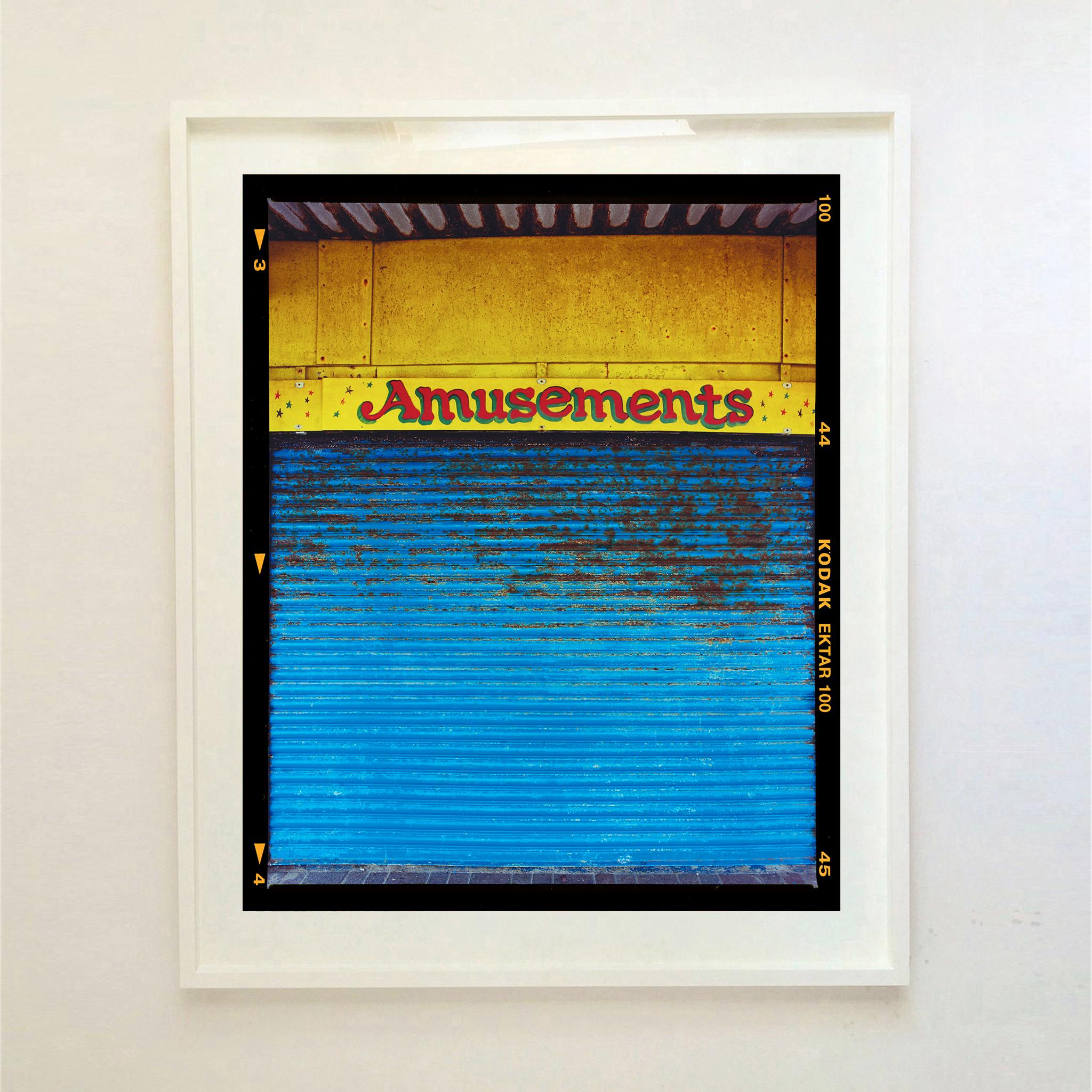 Amusements, Porthcawl – Typografiefotografie am Meer (Zeitgenössisch), Print, von Richard Heeps
