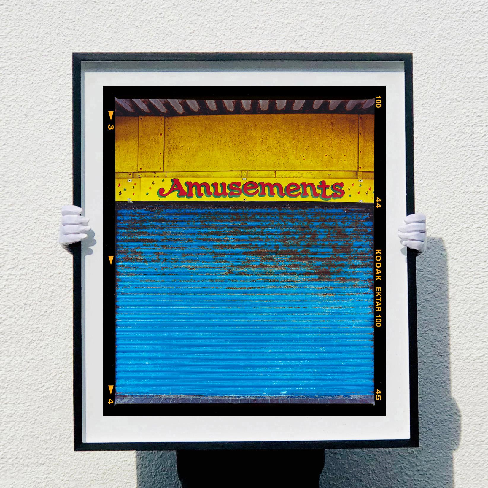 Amusements, Porthcawl – Typografiefotografie am Meer im Angebot 1