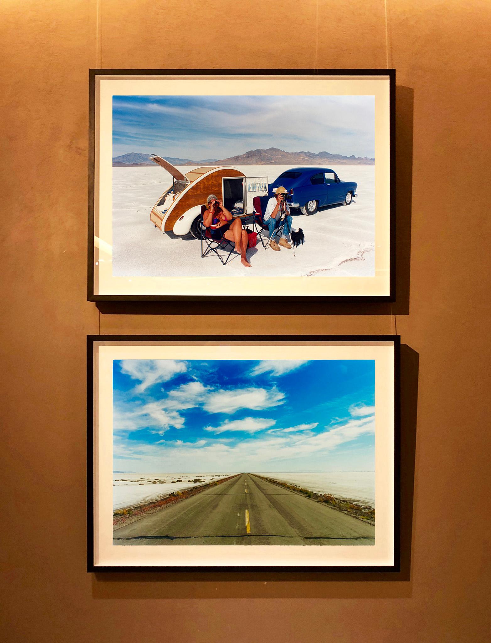 Approach Road to Bonneville, Utah - Photo de paysage américain - Bleu Color Photograph par Richard Heeps