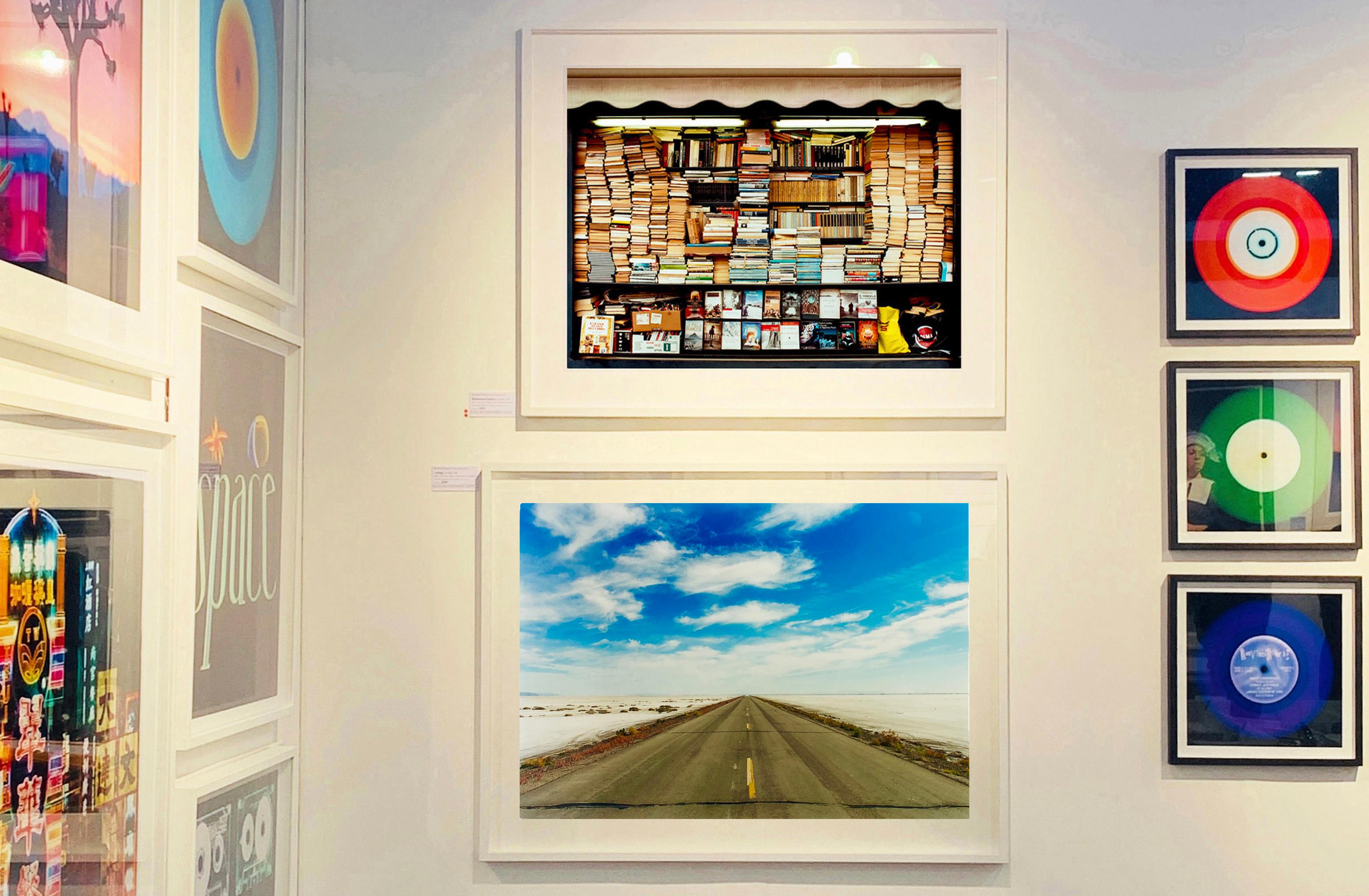 Route d'accès aux salines de Bonneville.
La photo emblématique d'une route ouverte en Amérique, menant au célèbre Bonneville Speedway.

Cette œuvre est une édition limitée à 25 exemplaires, tirage photographique sur papier glacé, accompagnée d'un