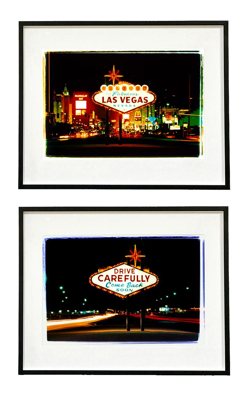 Richard Heeps Print – Arriving and Leaving, Las Vegas, zwei gerahmte amerikanische Farb- Pop-Art-Fotografie in Farbe