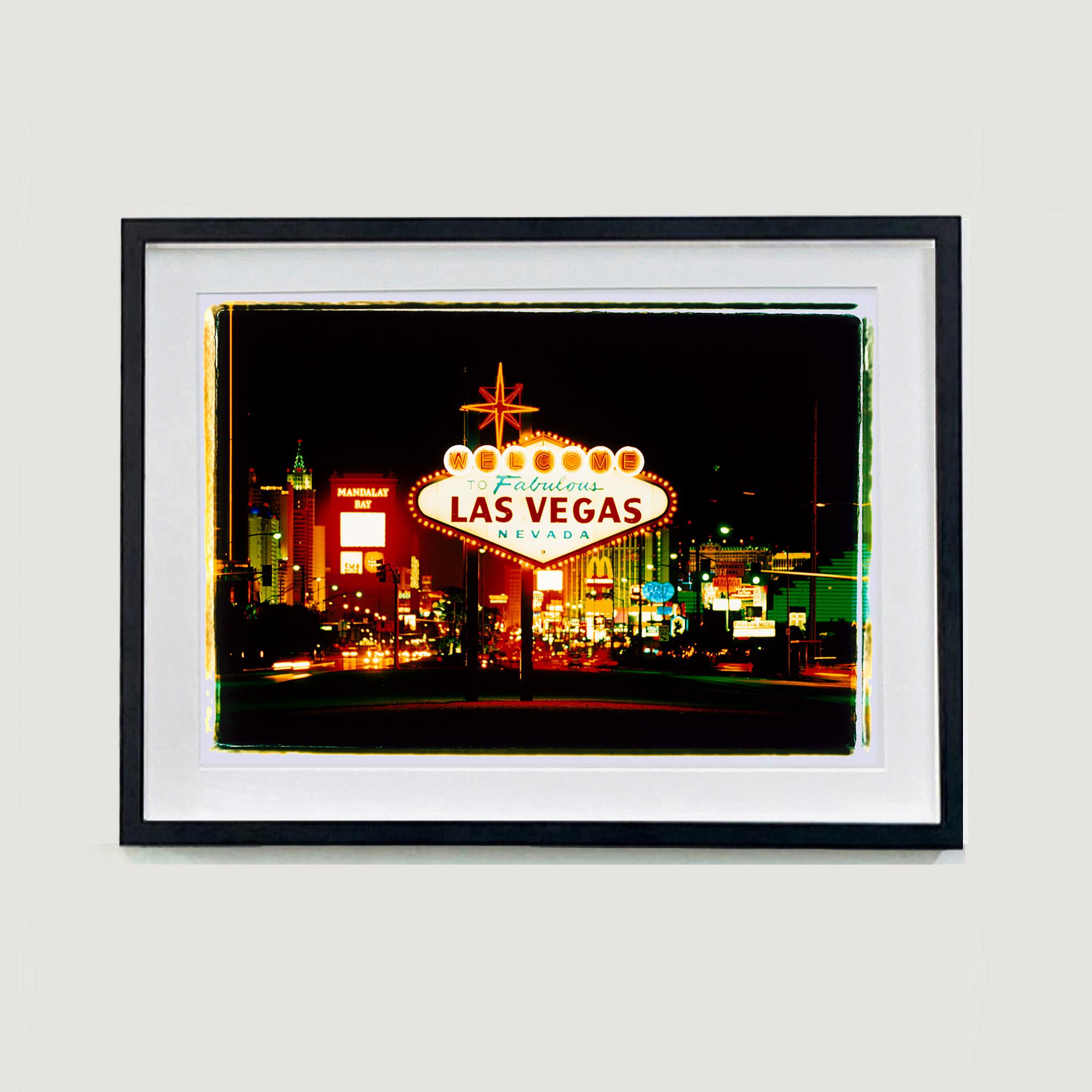 Arriving, Las Vegas, amerikanische Farb- Pop-Art-Fotografie – Print von Richard Heeps