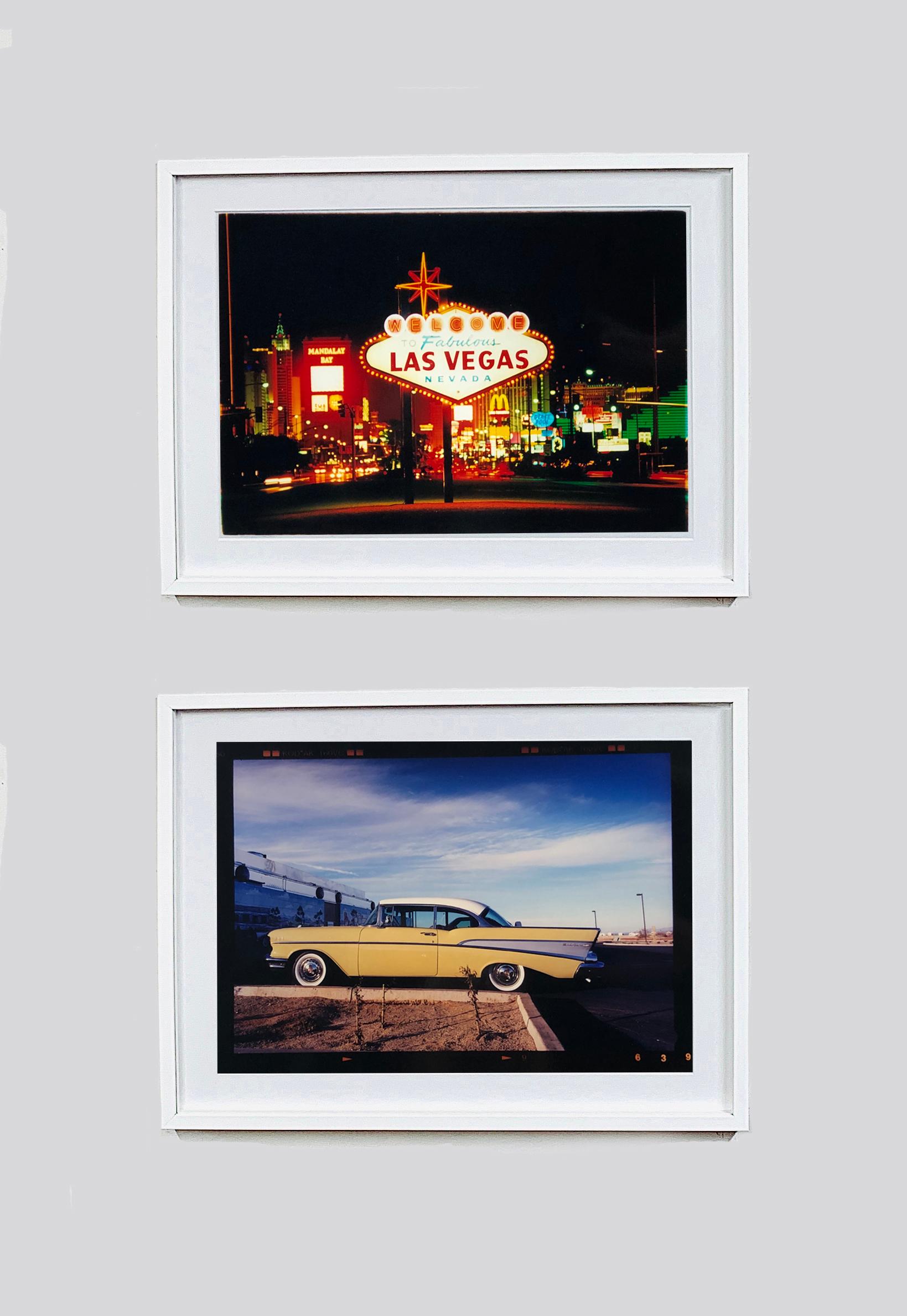 Arriving, Las Vegas, amerikanische Farb- Pop-Art-Fotografie im Angebot 1