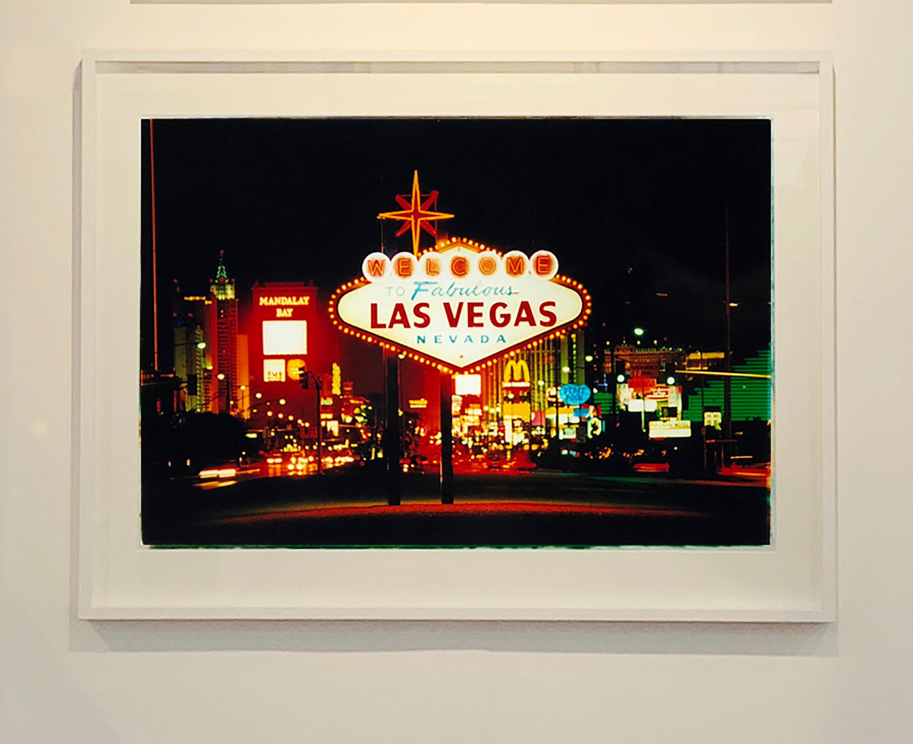 Arriving, Las Vegas – Farbfotografie mit amerikanischem Schild (Pop-Art), Photograph, von Richard Heeps