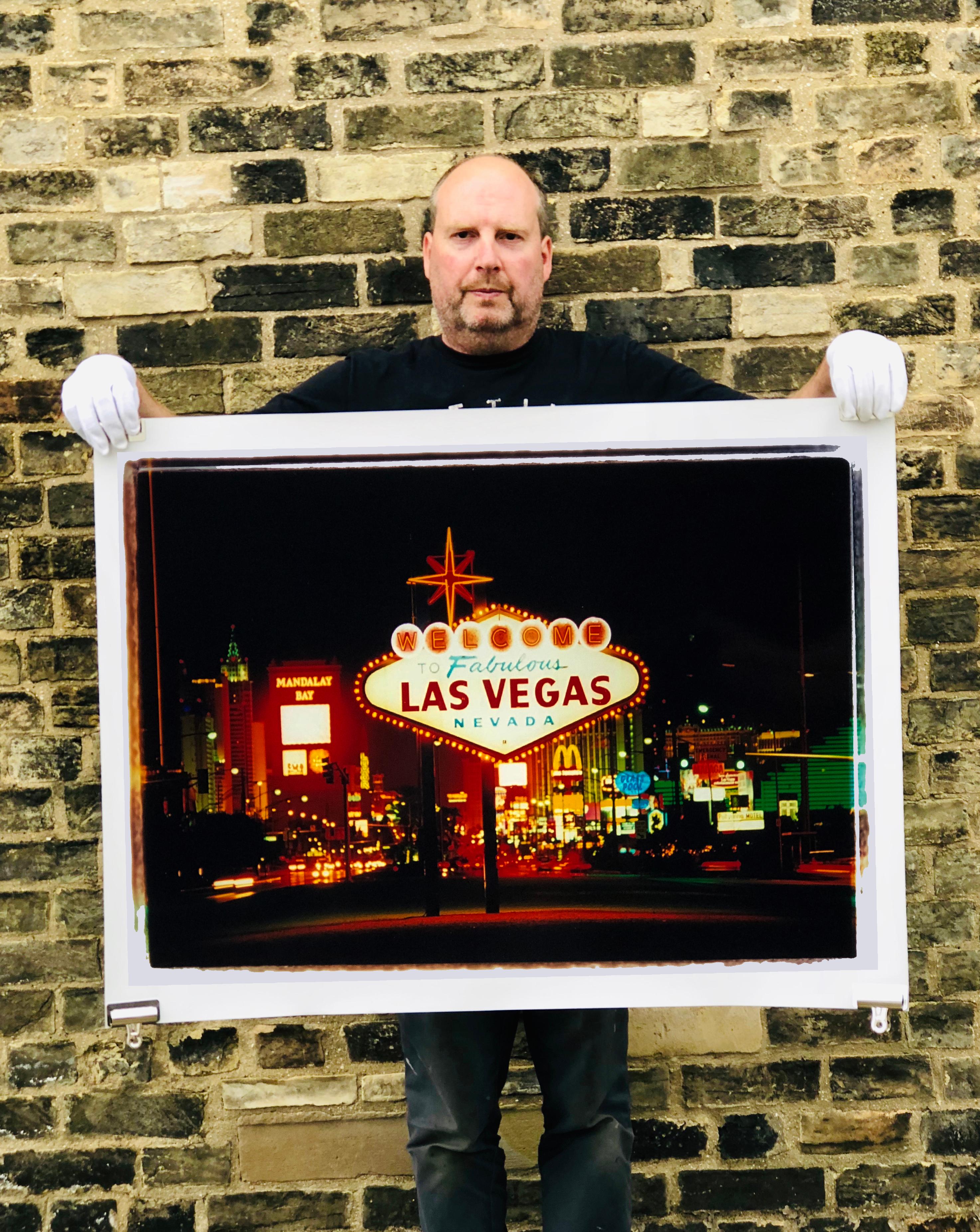 Arriving, Las Vegas – Farbfotografie mit amerikanischem Schild (Schwarz), Color Photograph, von Richard Heeps