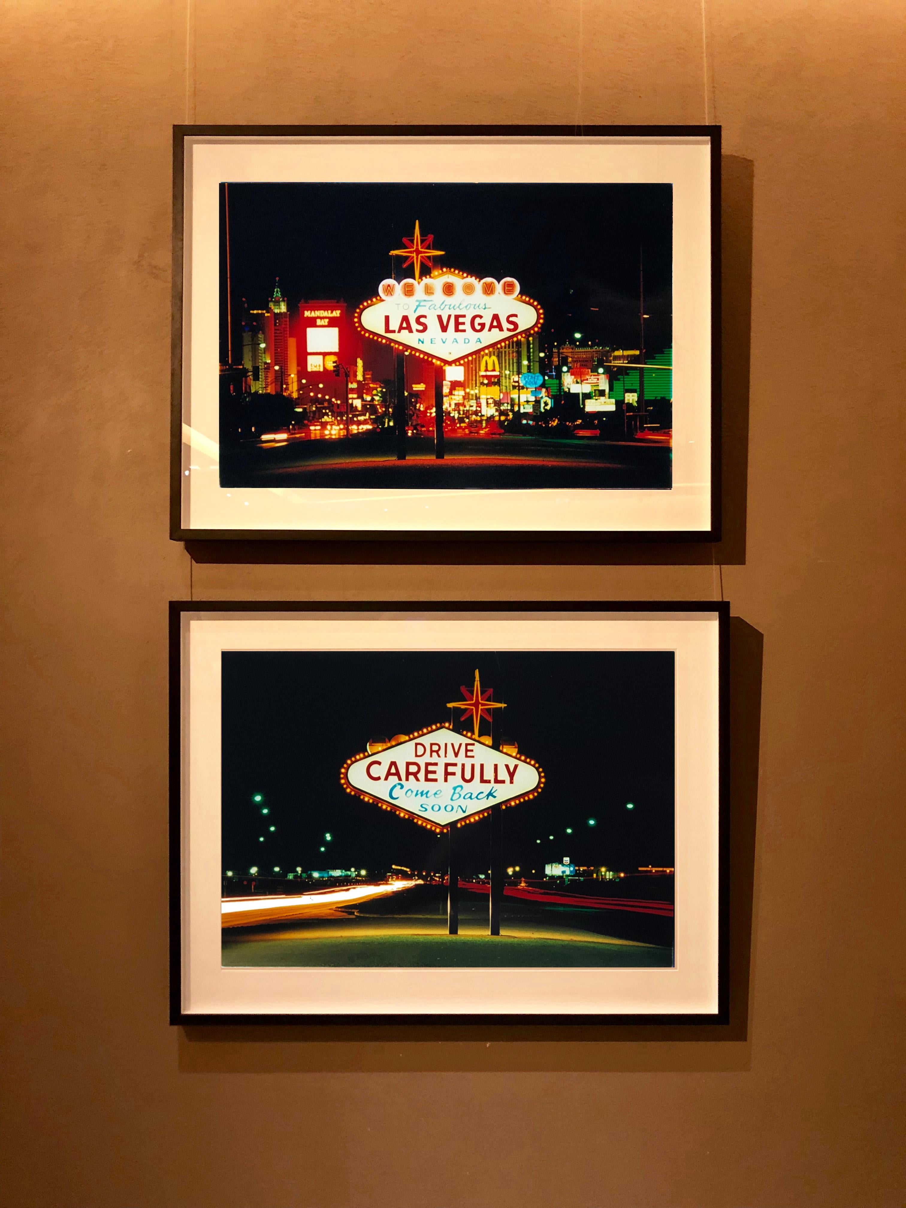 Arriving, Las Vegas – Farbfotografie mit amerikanischem Schild im Angebot 1