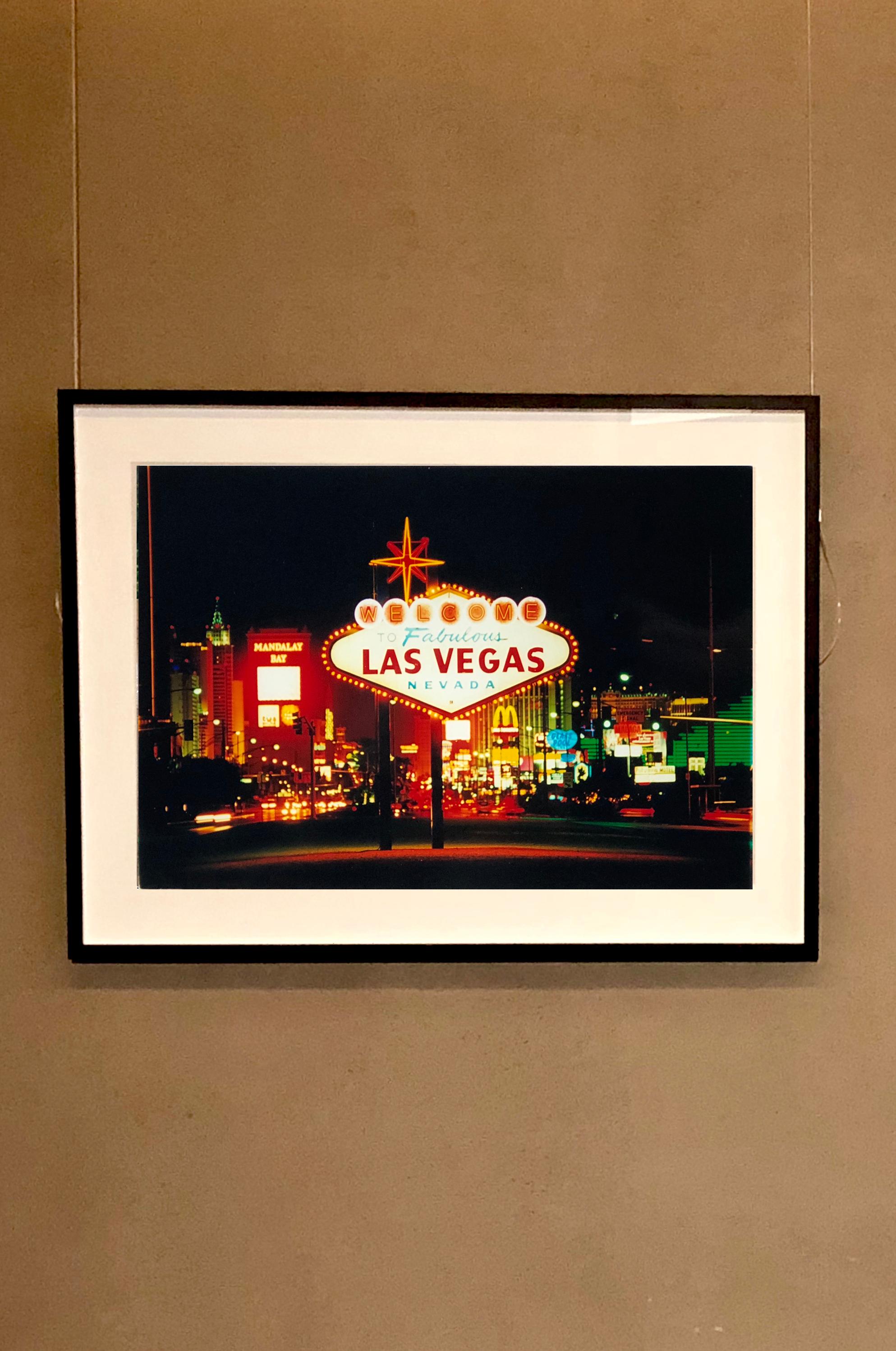 Arriving, Las Vegas - Photographie couleur d'un panneau de signalisation américain - Noir Print par Richard Heeps