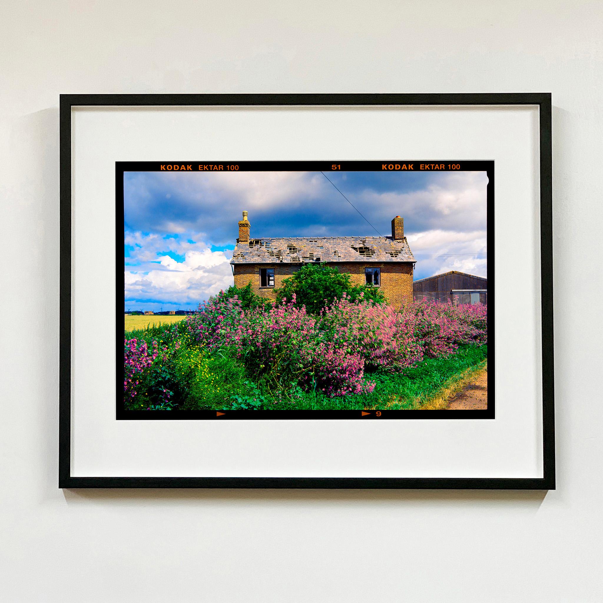 Aspen Farmhouse, Curf Fen - Fotografía en color de paisajes de arquitectura británica - Photograph de Richard Heeps