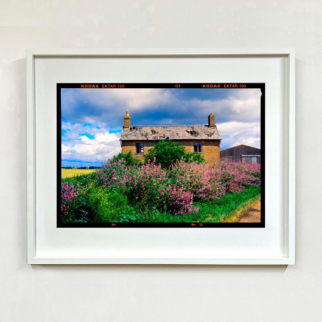 Aspen Farmhouse, Curf Fen - Fotografía en color de paisajes de arquitectura británica - Photograph Contemporáneo de Richard Heeps