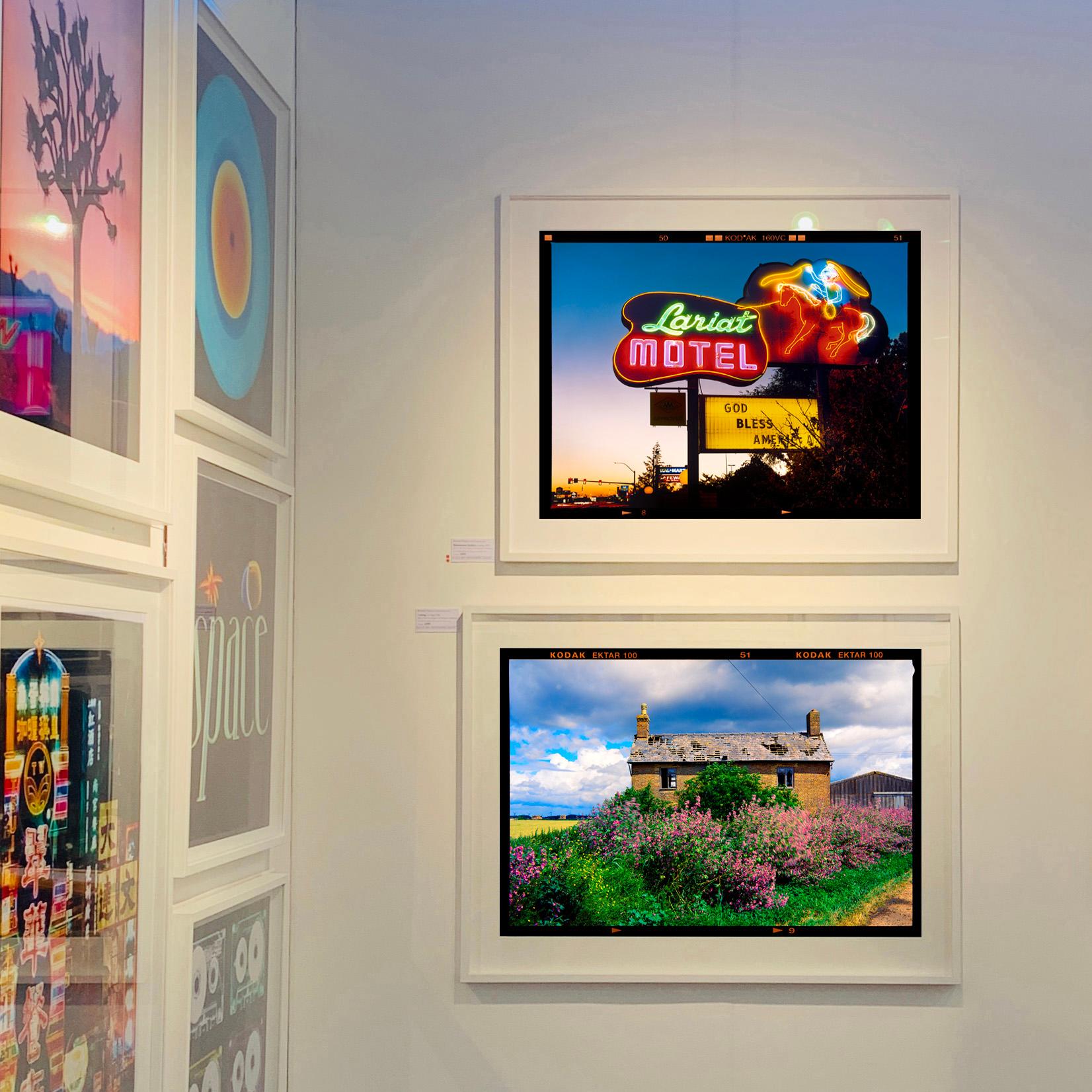 Aspen Farmhouse, Curf Fen - Fotografía en color de paisajes de arquitectura británica - Color Photograph Negro de Richard Heeps