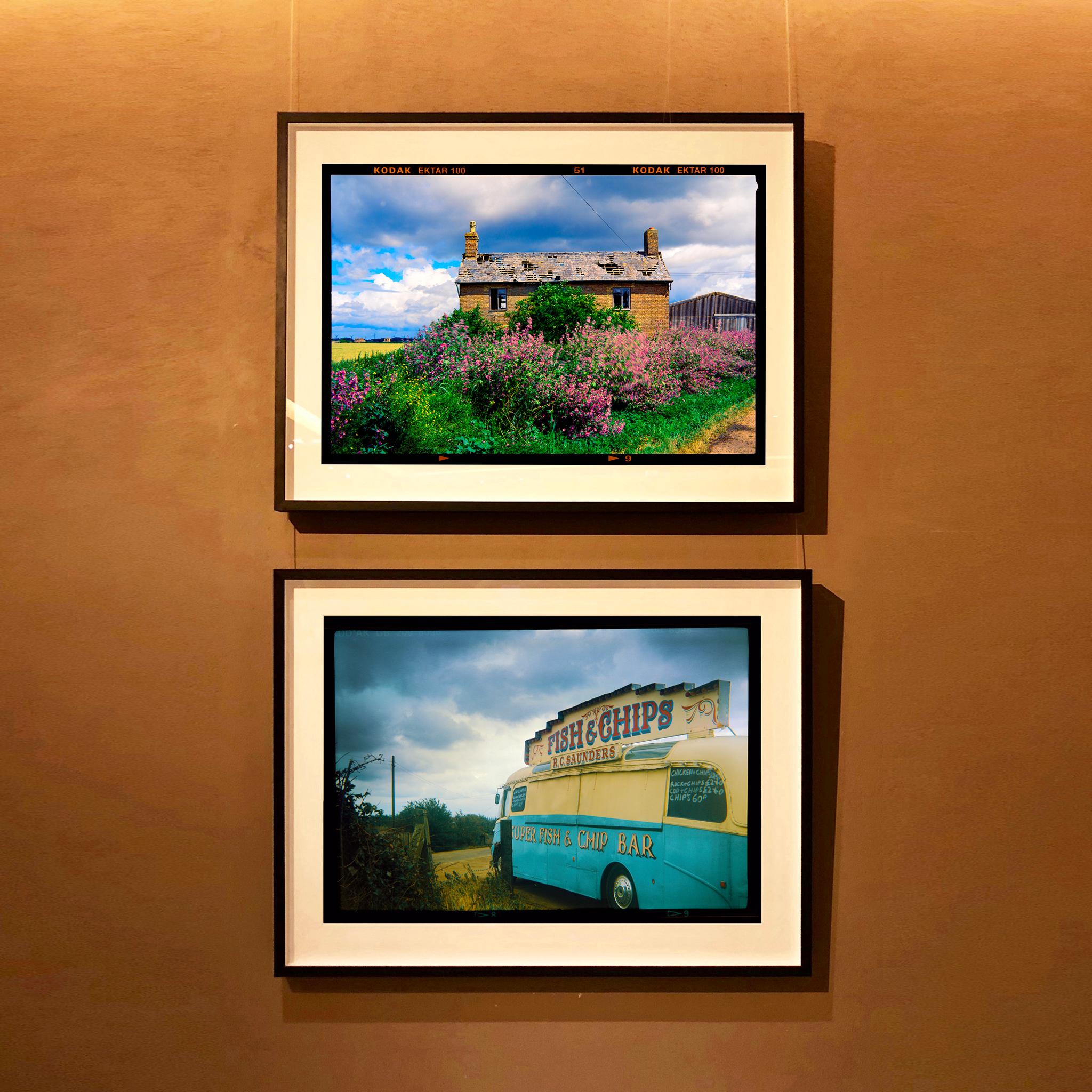 Granja Aspen, fotografía de la serie de Richard Heeps, Una vista de los Fens desde el coche con alas. Richard visita este edificio abandonado en The Fens, capturándolo a medida que el paisaje que lo rodea cambia con las estaciones. En el verano de