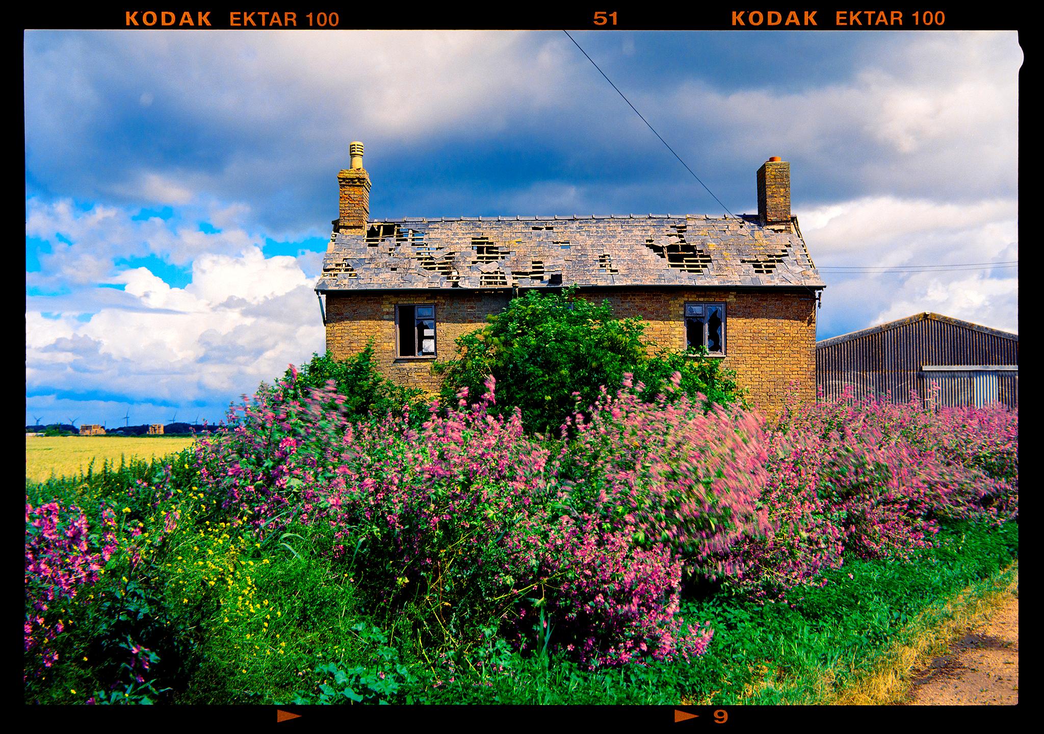 Color Photograph de Richard Heeps - Aspen Farmhouse, Curf Fen - Fotografía en color de paisajes de arquitectura británica