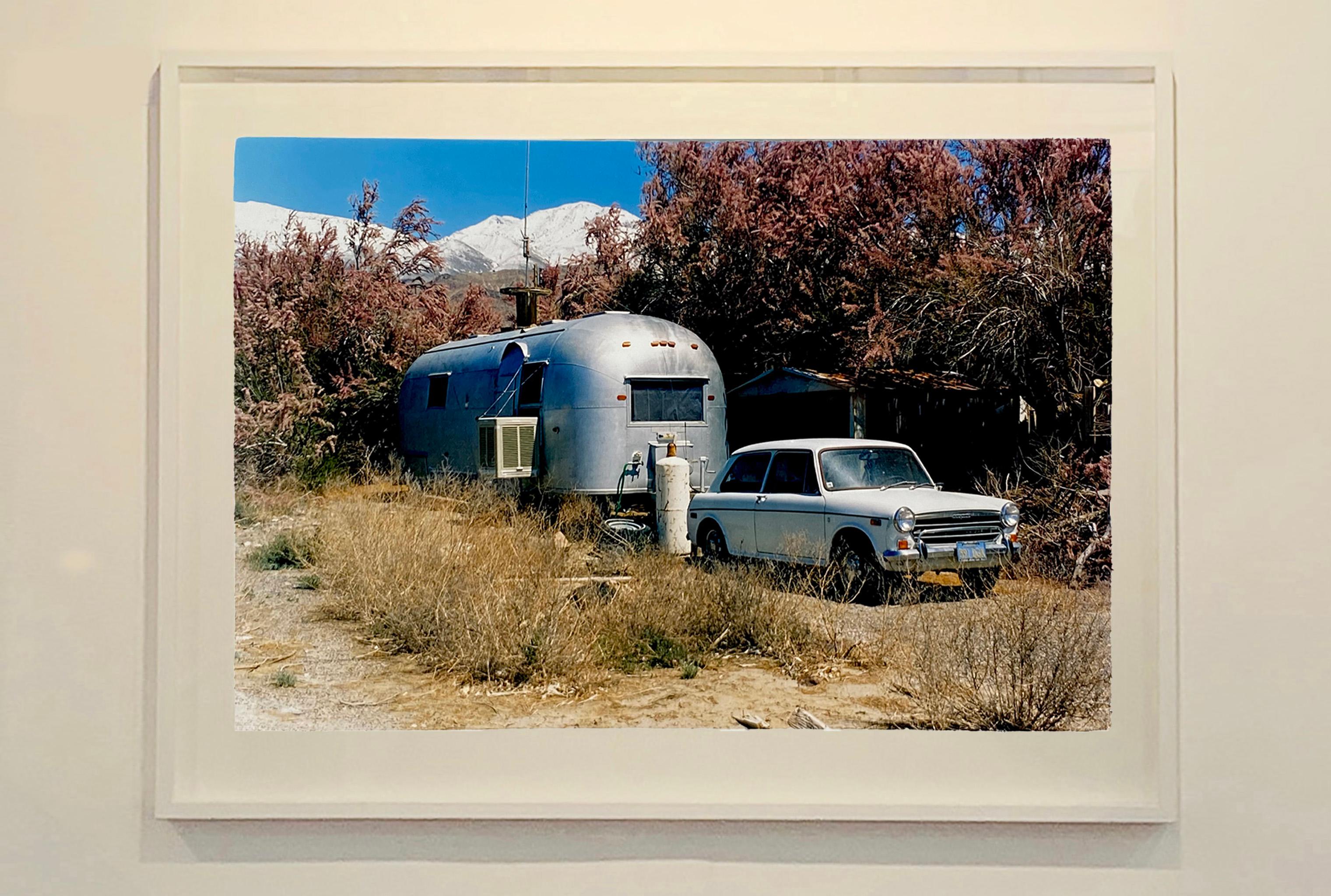 Austin and Airstream, Keeler, Kalifornien – amerikanische Farbfotografie (Schwarz), Landscape Photograph, von Richard Heeps