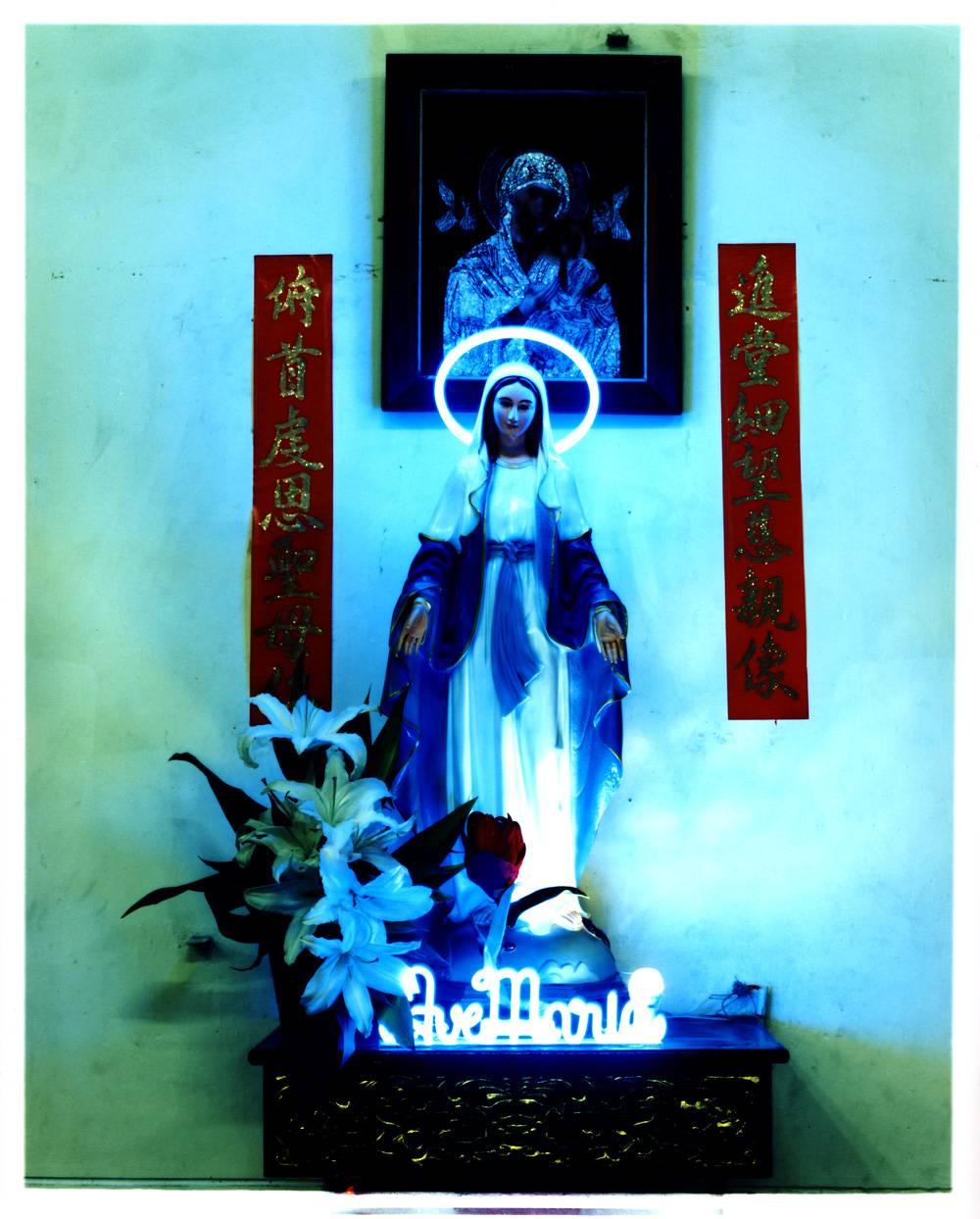 Ave Maria, Ho Chi Minh City - Religiöser Kitsch Zeitgenössische Farbfotografie