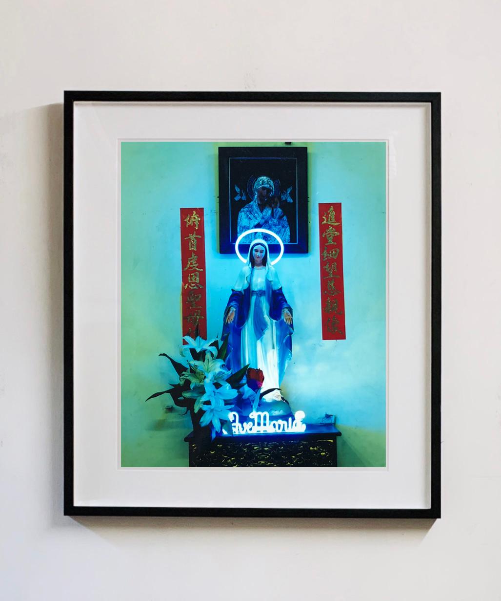 Ave Maria, Ho-Chi-Minh-Stadt - Religiöser Kitsch Zeitgenössische Farbfotografie – Photograph von Richard Heeps