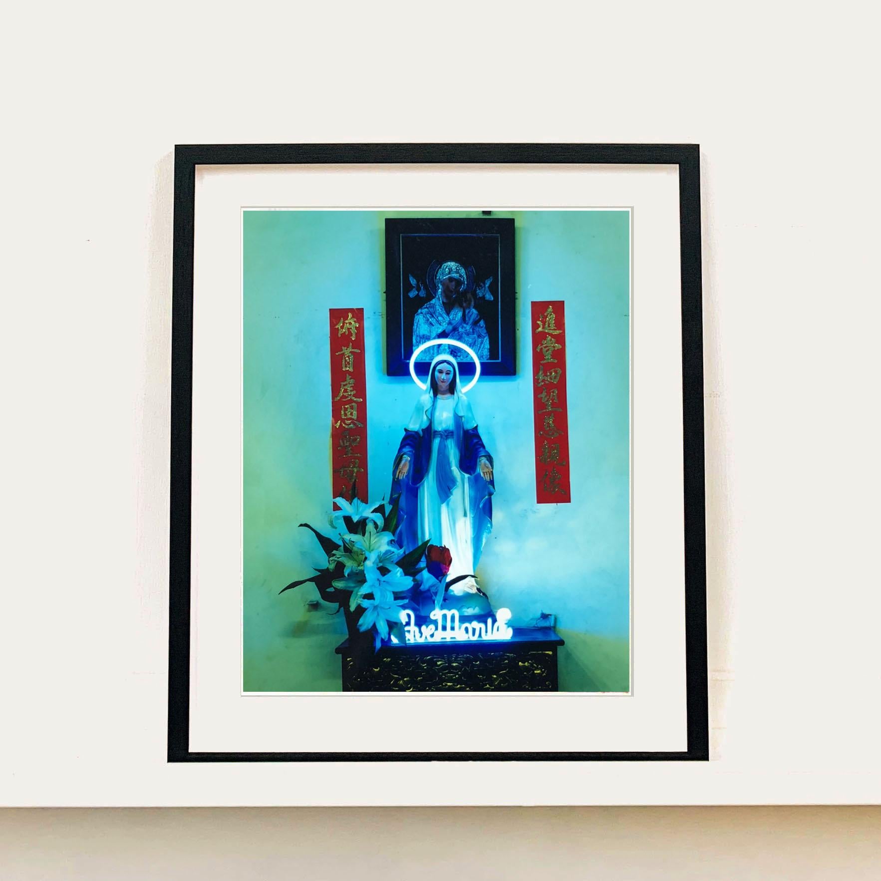 Ave María, Ciudad Ho Chi Minh - Fotografía religiosa kitsch en color contemporánea - Photograph de Richard Heeps